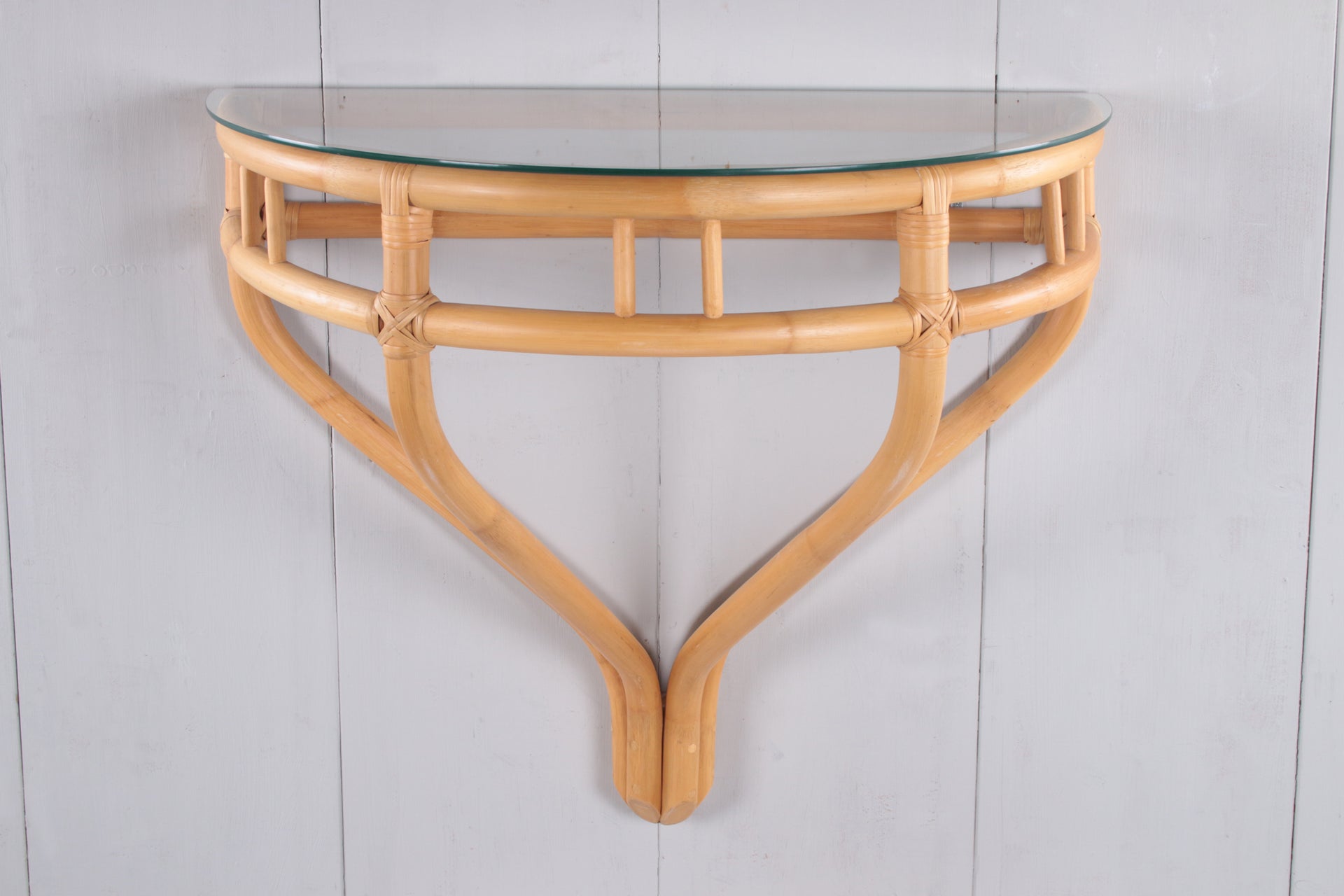 Bamboe side tafel met glasplaat voor aan de muur jaren60s voorkant