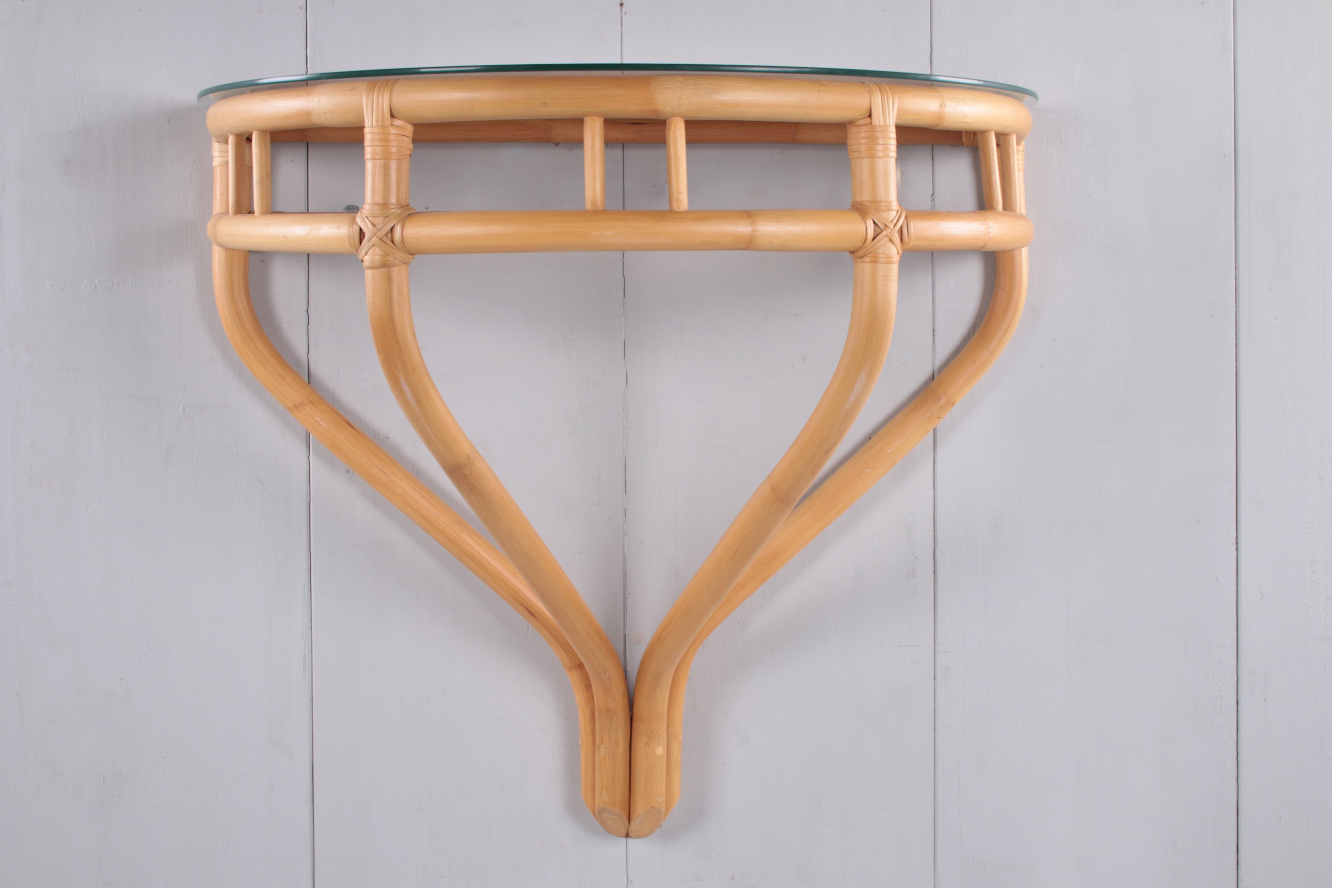 Bamboe side tafel met glasplaat voor aan de muur jaren60s voorkant