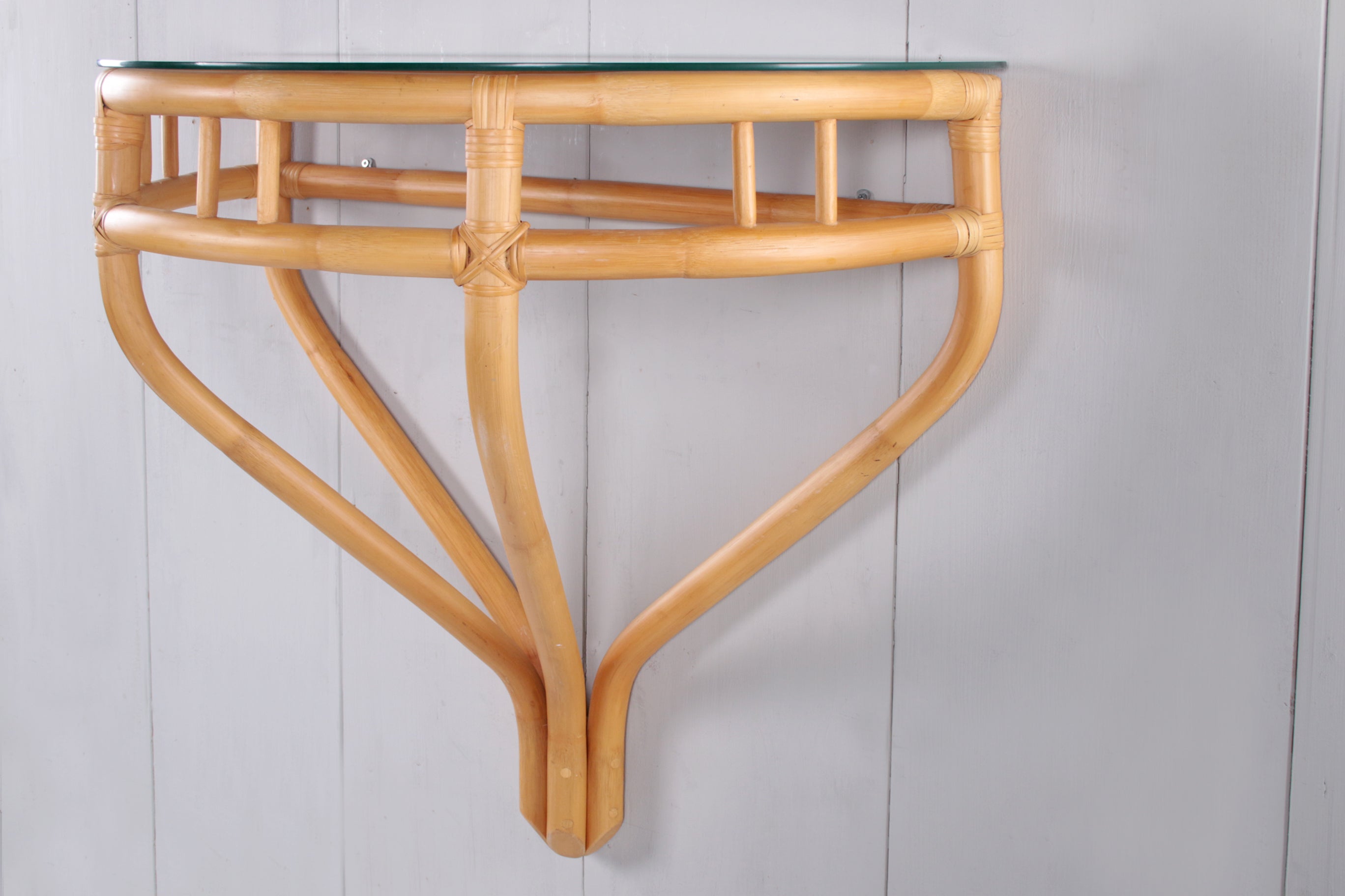 Bamboe side tafel met glasplaat voor aan de muur jaren60s zijkant