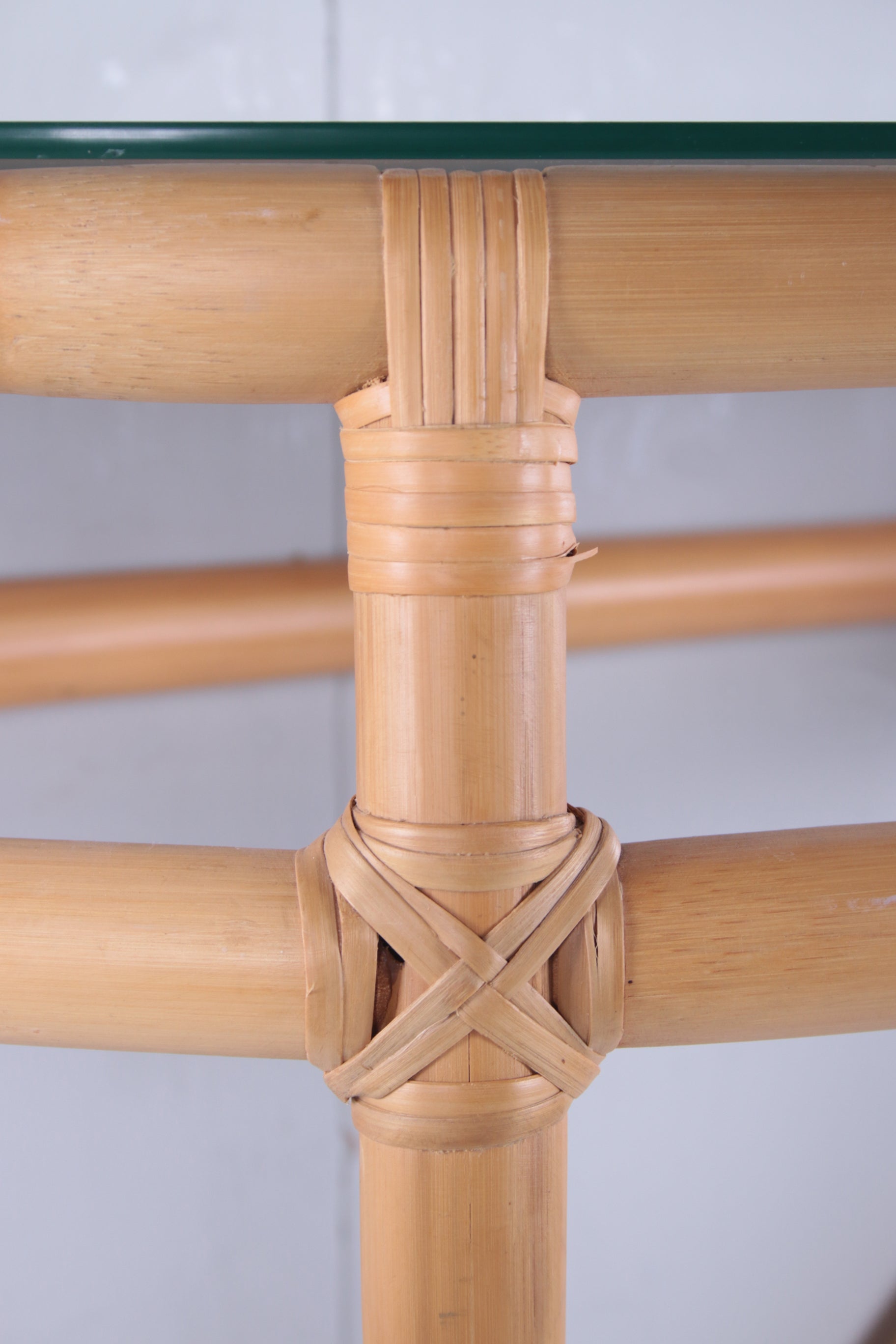 Bamboe side tafel met glasplaat voor aan de muur jaren60s detail foto