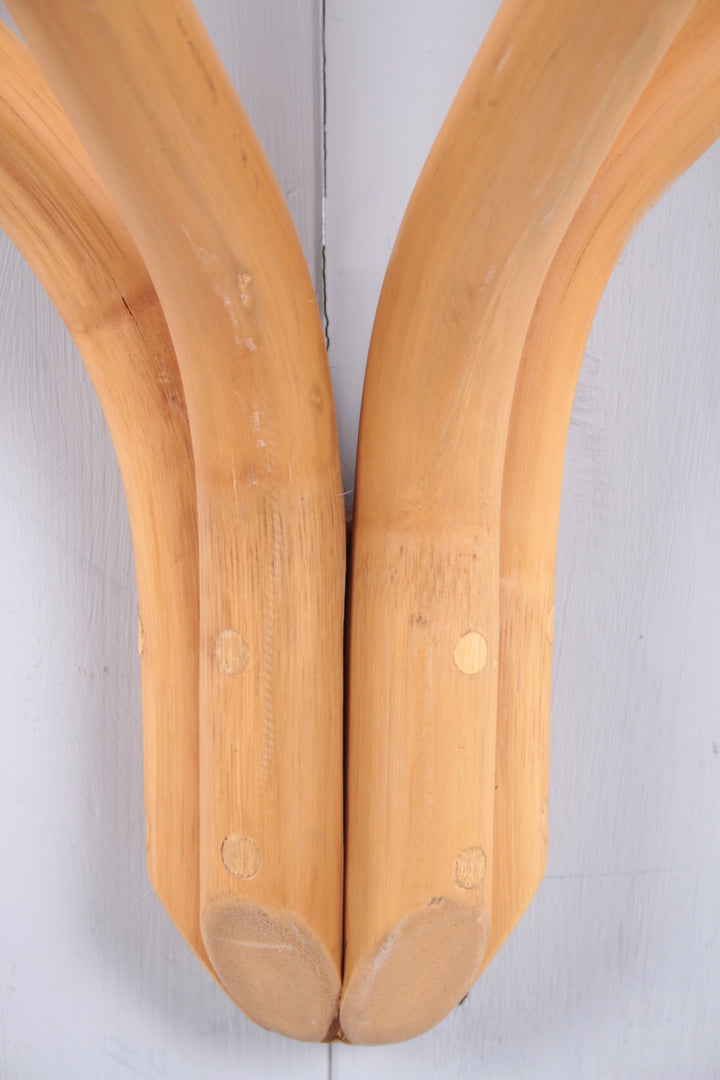 Bamboe side tafel met glasplaat voor aan de muur jaren60s detail poot