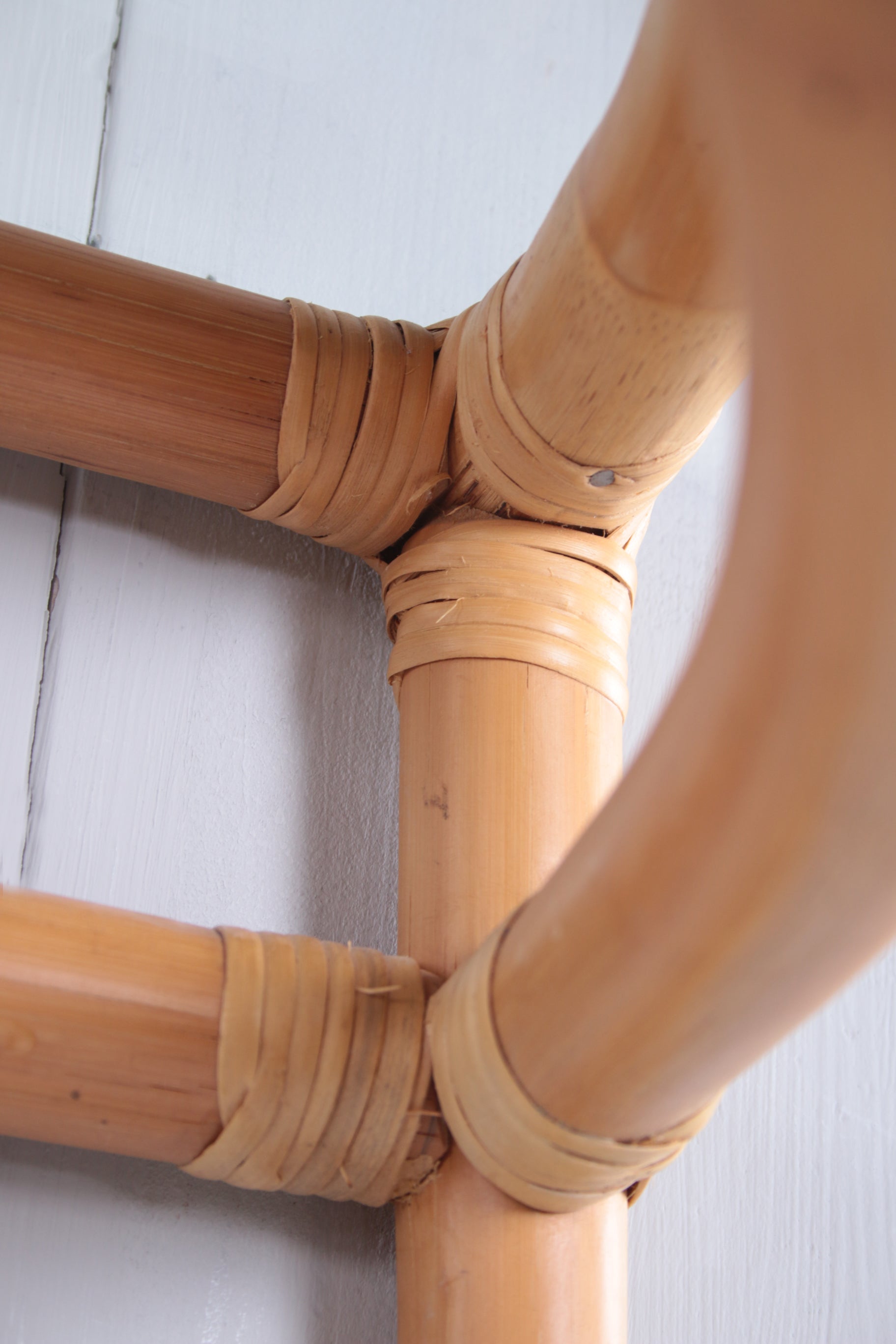 Bamboe side tafel met glasplaat voor aan de muur jaren60s detail onderkant