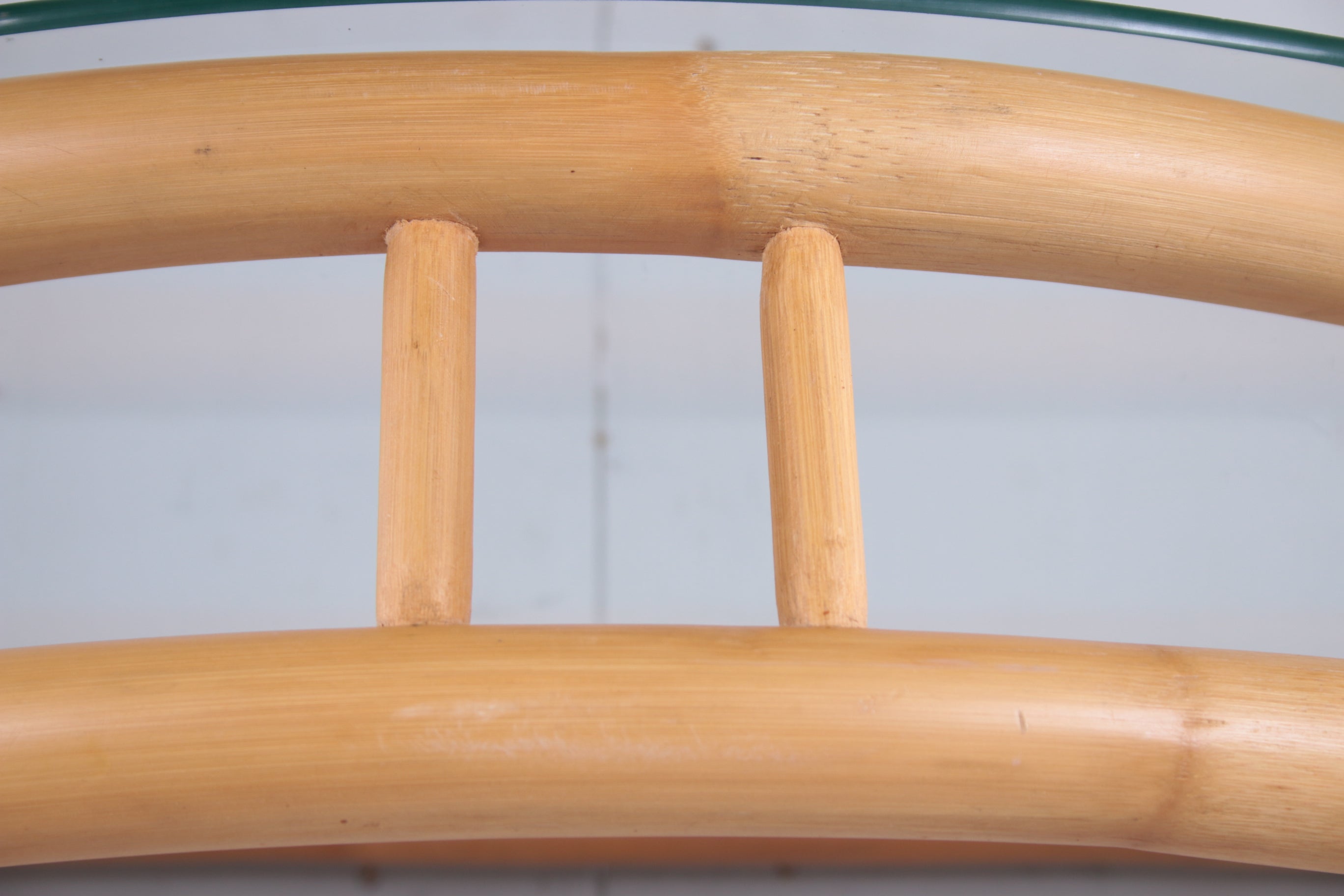 Bamboe side tafel met glasplaat voor aan de muur jaren60s detail rand