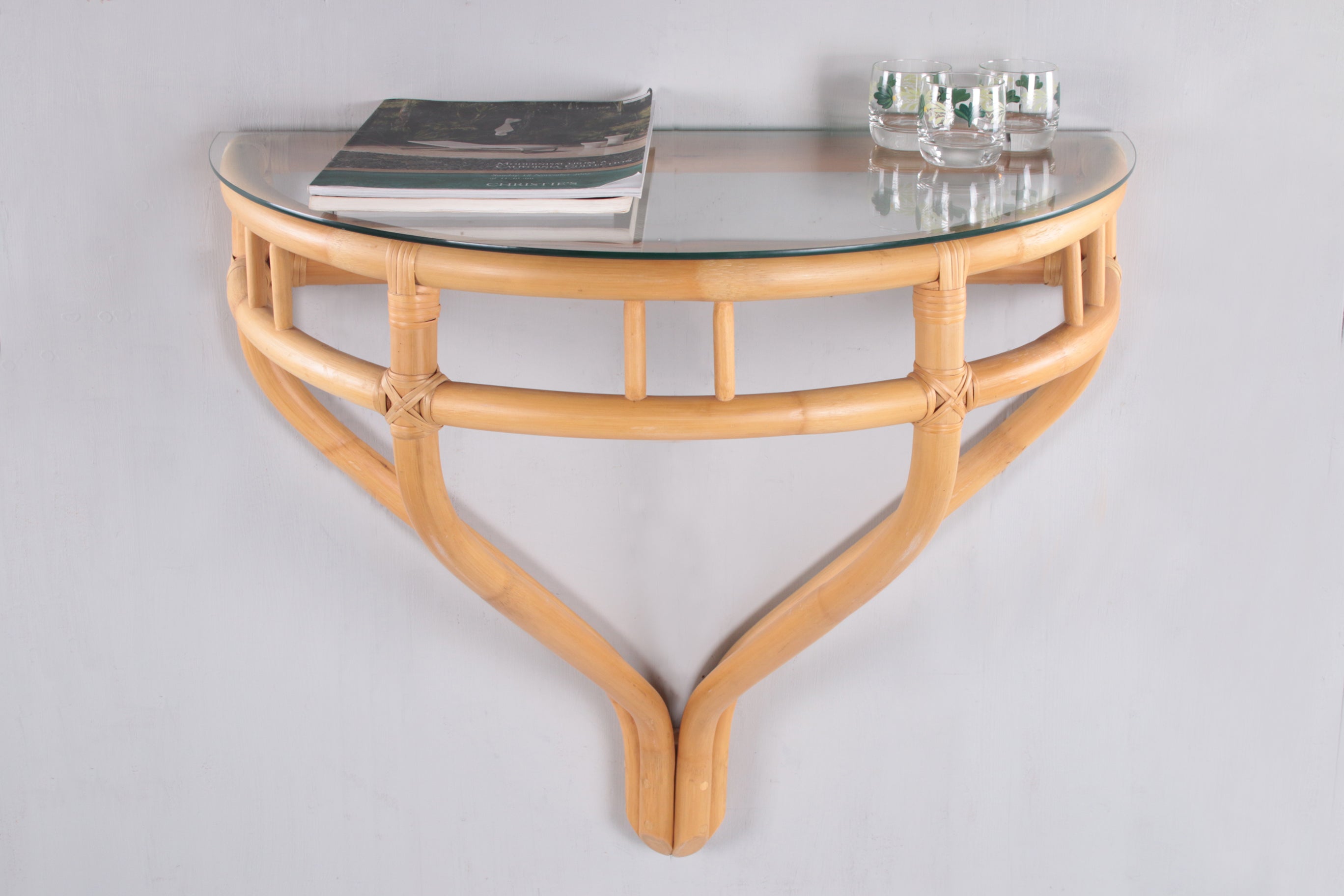 Bamboe side tafel met glasplaat voor aan de muur jaren60s sfeerfoto