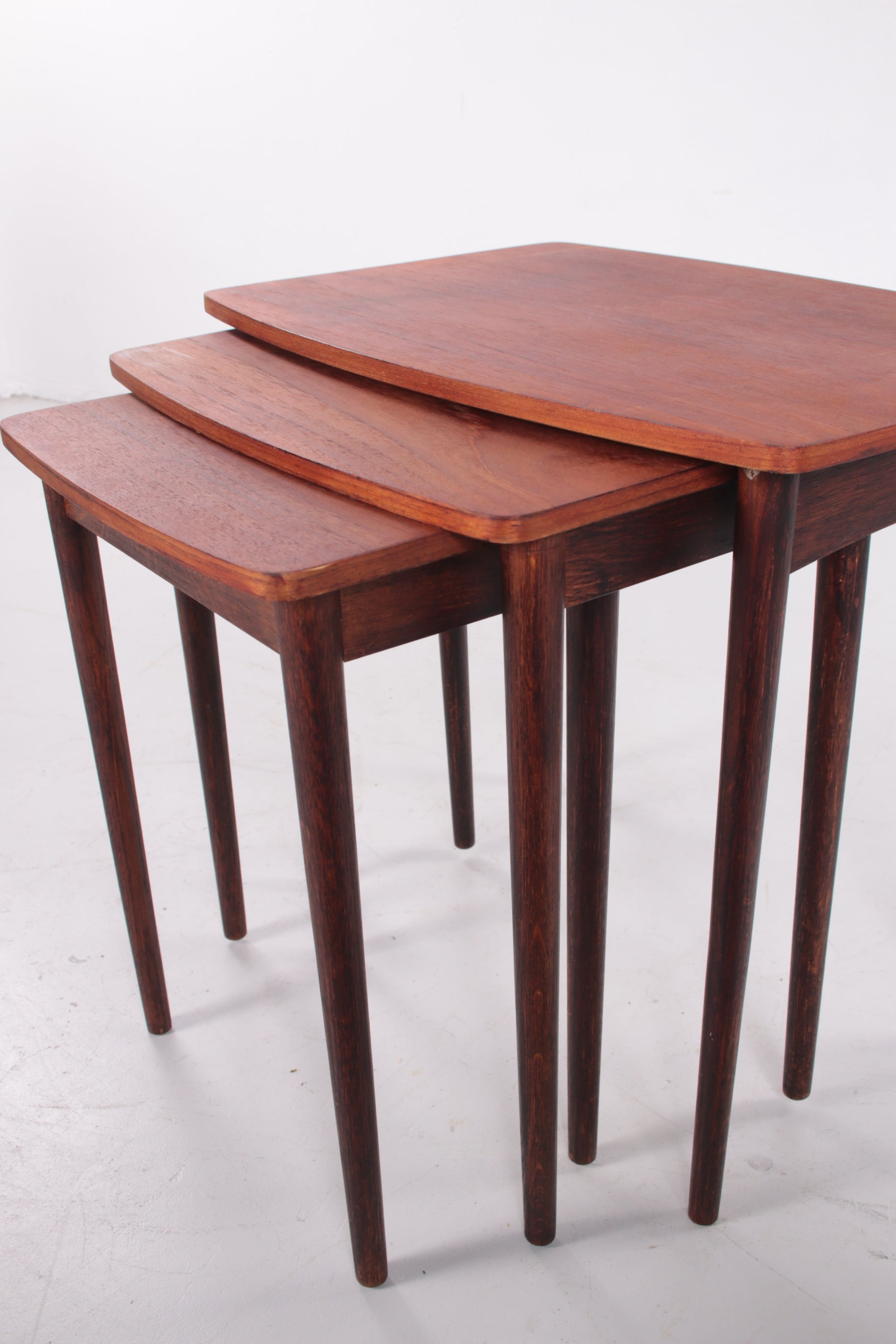Vintage Deens design nesting tables mimiset bijzettafels van teak hout zijkant set