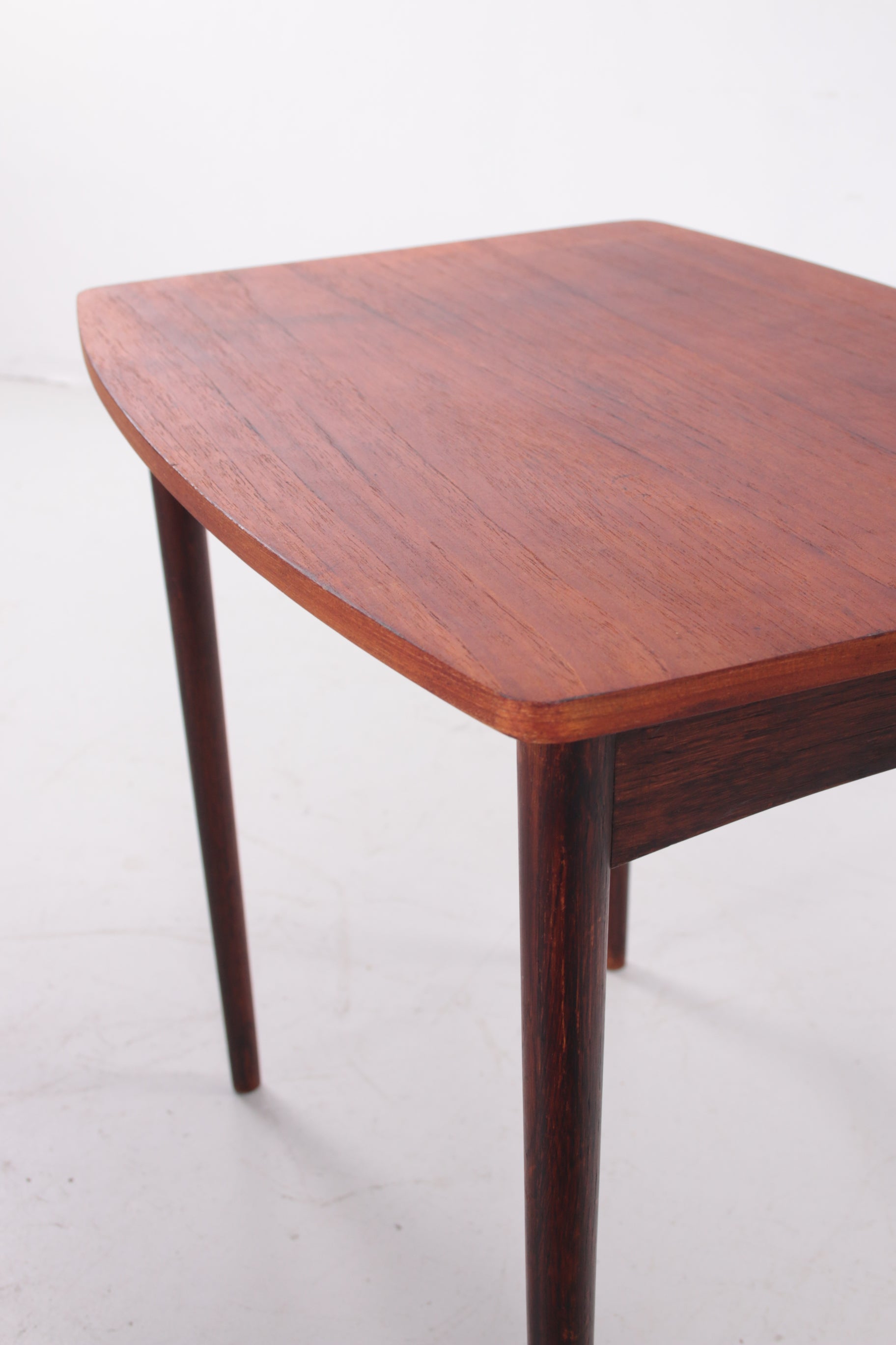 Vintage Deens design nesting tables mimiset bijzettafels van teak hout bovenkant