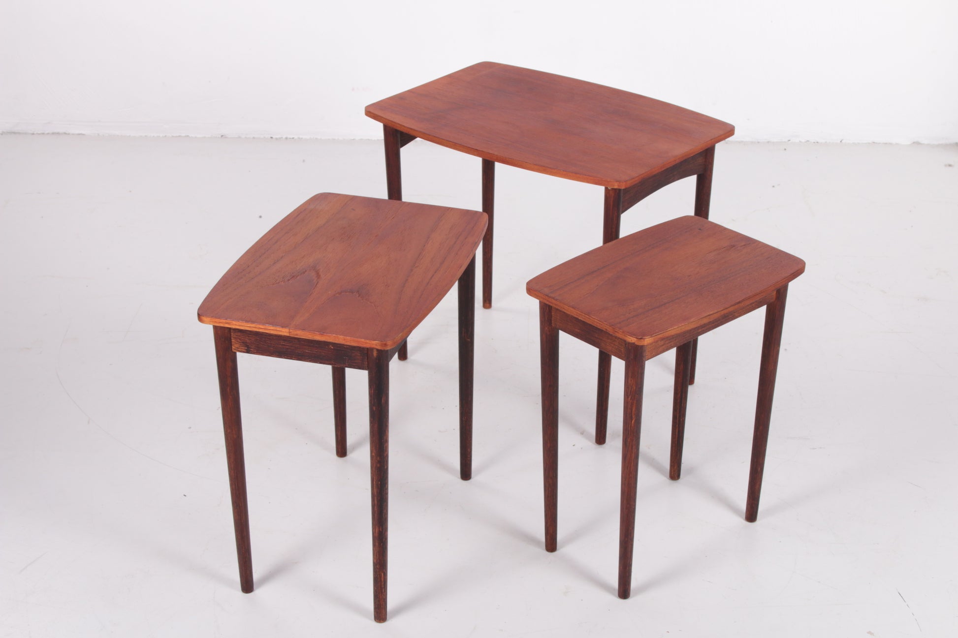 Vintage Deens design nesting tables mimiset bijzettafels van teak hout set bovenkant