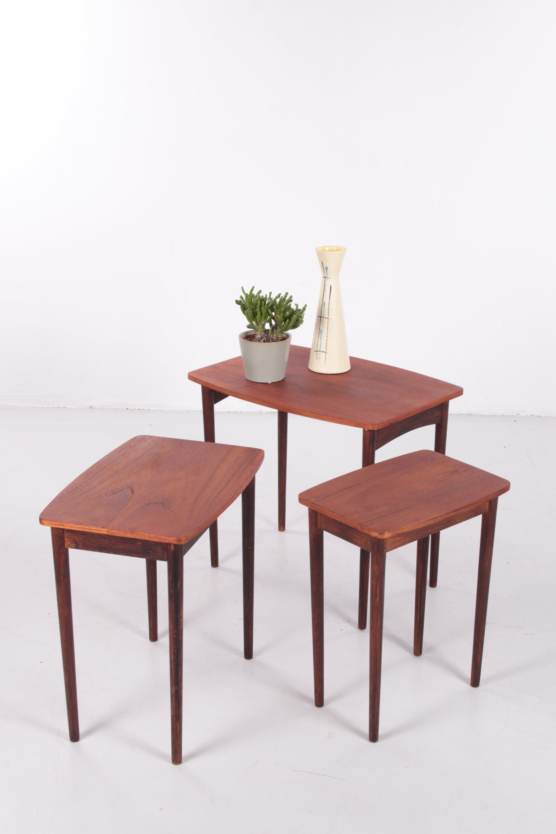 Vintage Deens design nesting tables mimiset bijzettafels van teak hout sfeerfoto