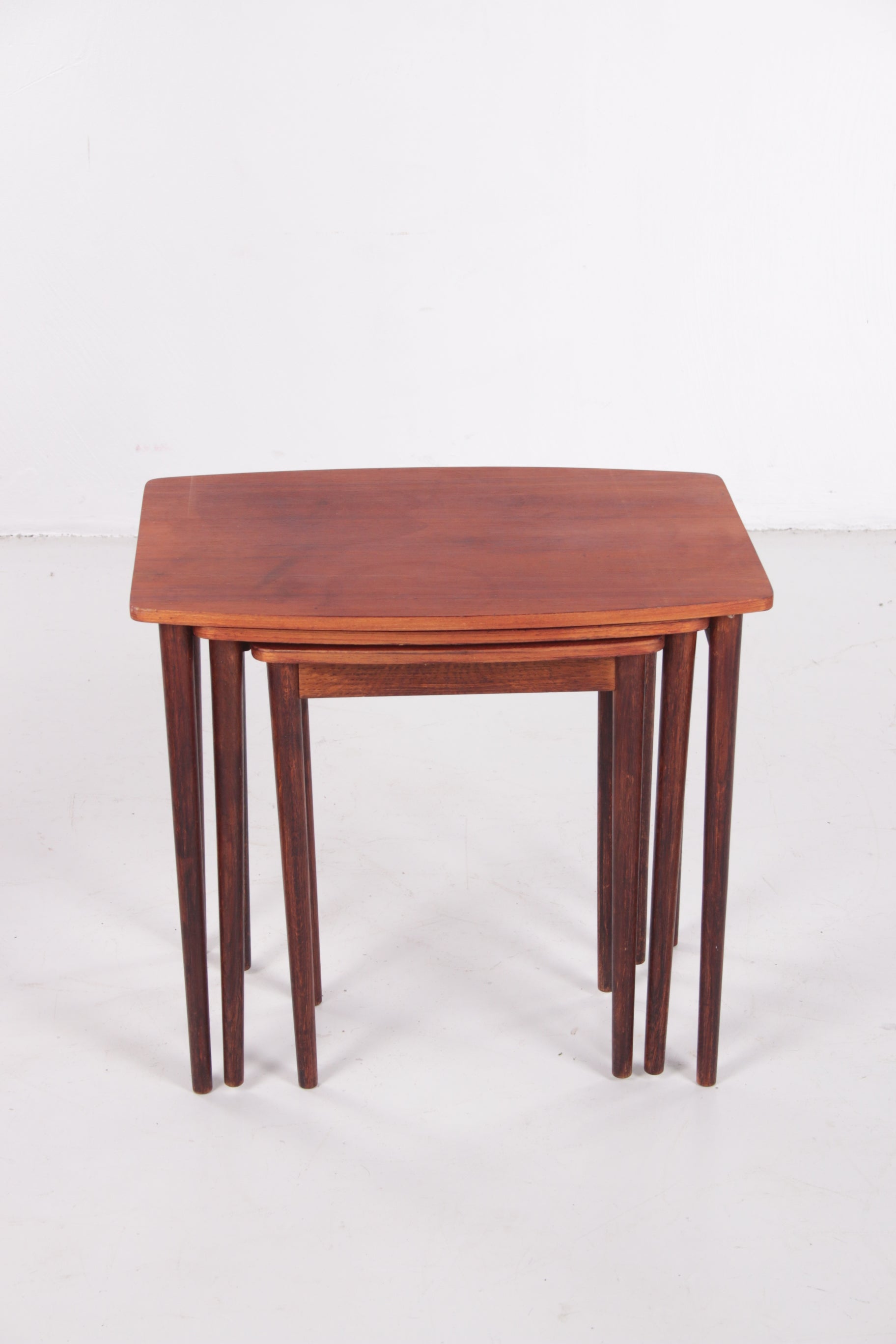 Vintage Deens design nesting tables mimiset bijzettafels van teak hout set voorkant