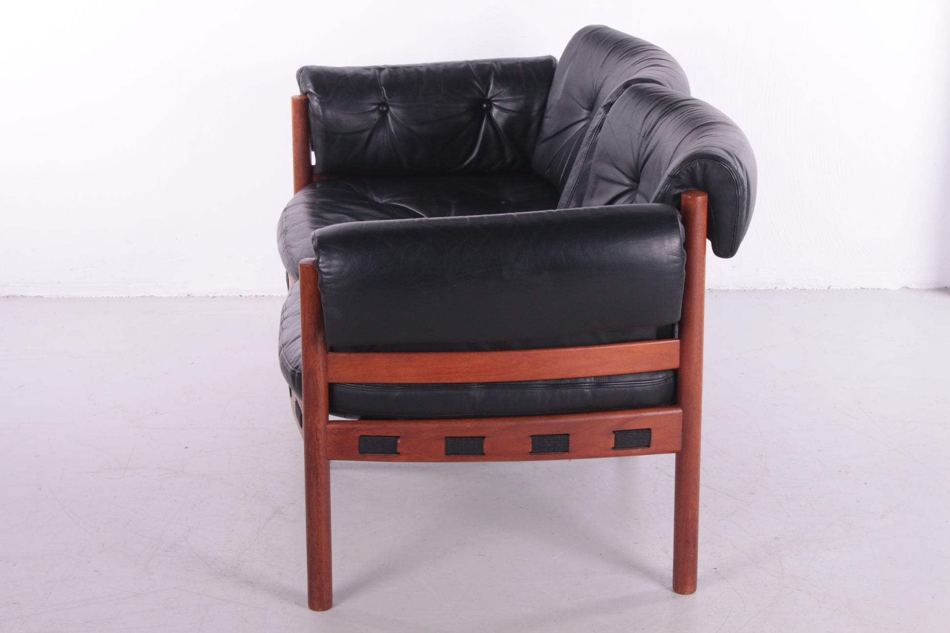 Vintage black leather 2 seater sofa by Sven Ellekaer for Coja, Sweden 1960s zijkant