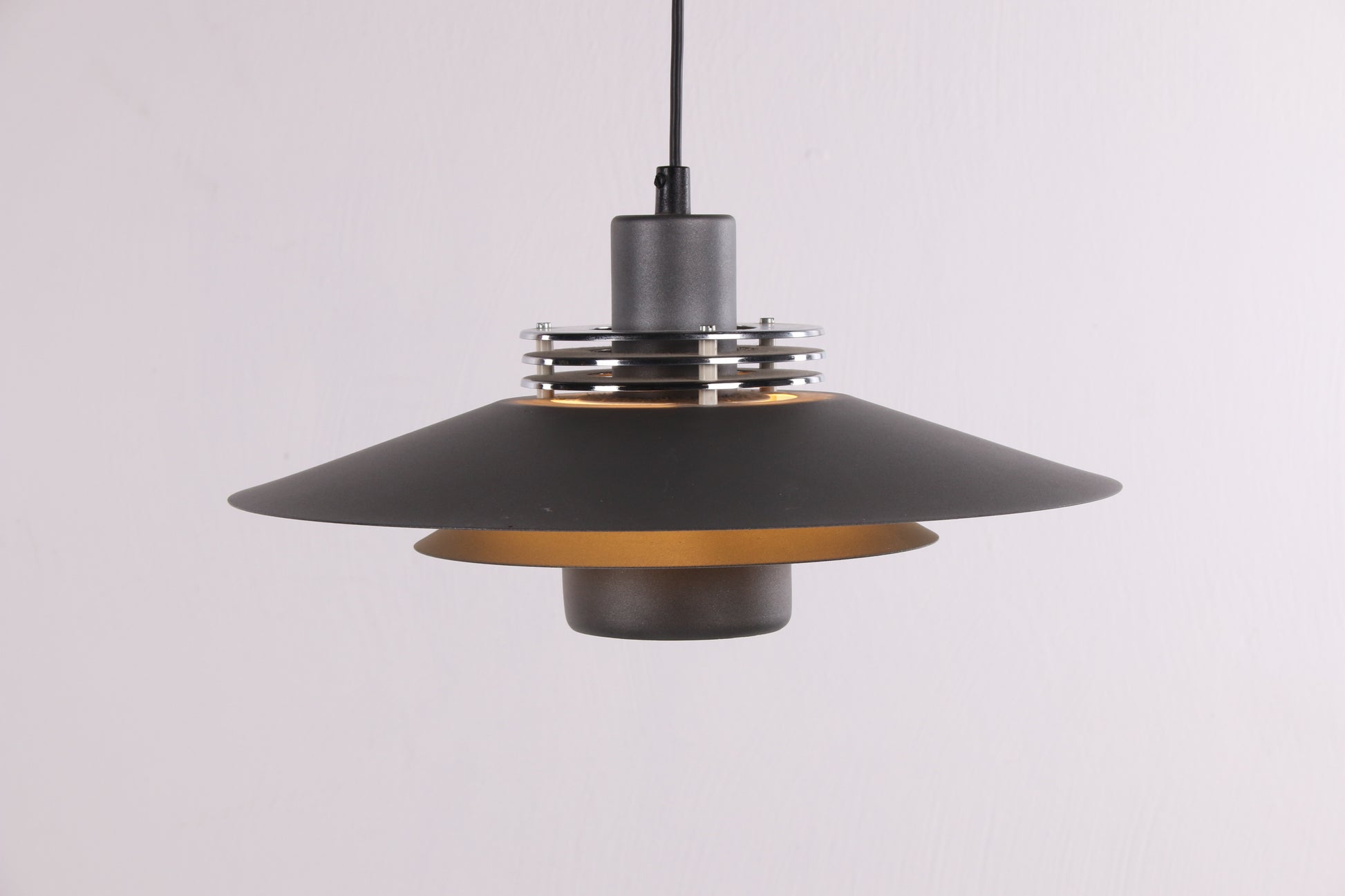 Deense Design Hanglamp Aluminium grijs van kleur voorkant licht uit