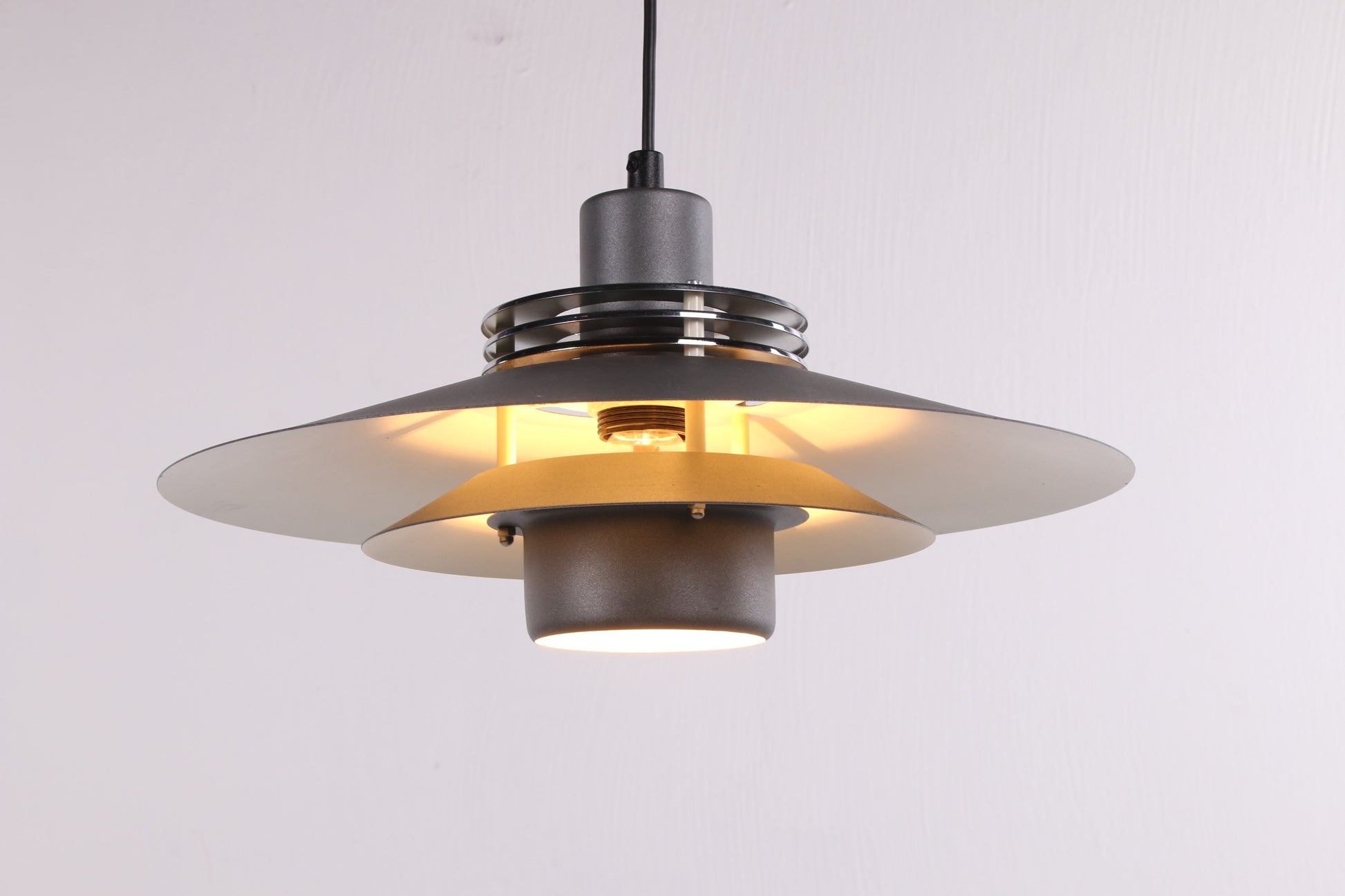 Deense Design Hanglamp Aluminium grijs van kleur voorkant licht aan