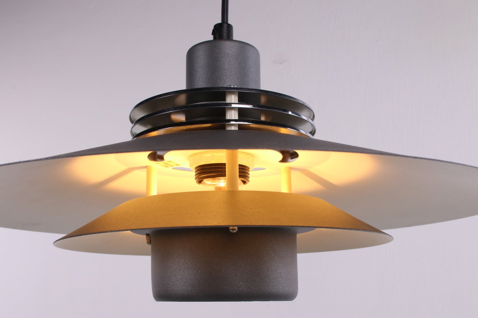 Deense Design Hanglamp Aluminium grijs van kleur detail onderkant