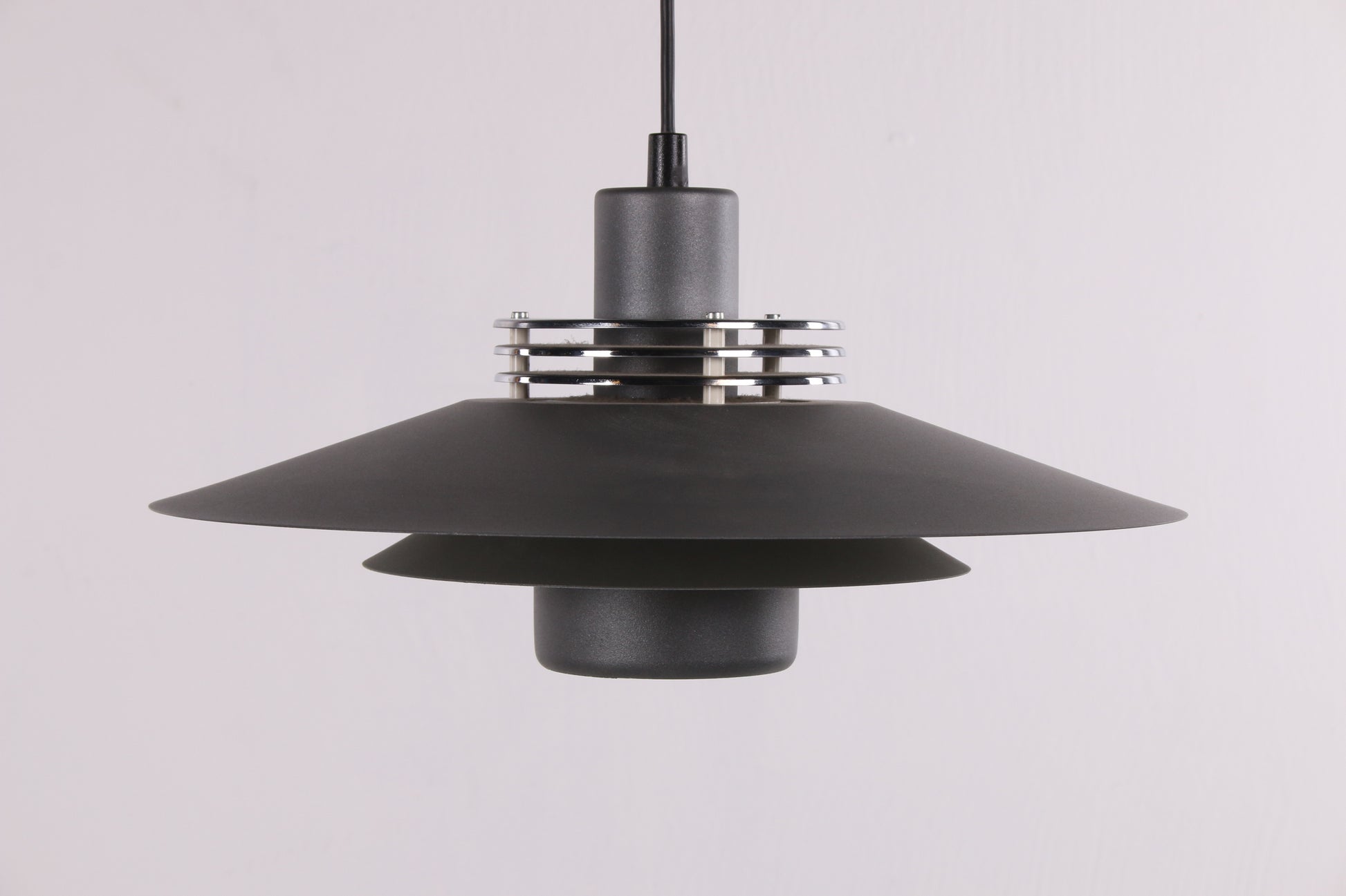 Deense Design Hanglamp Aluminium grijs van kleur voorkant