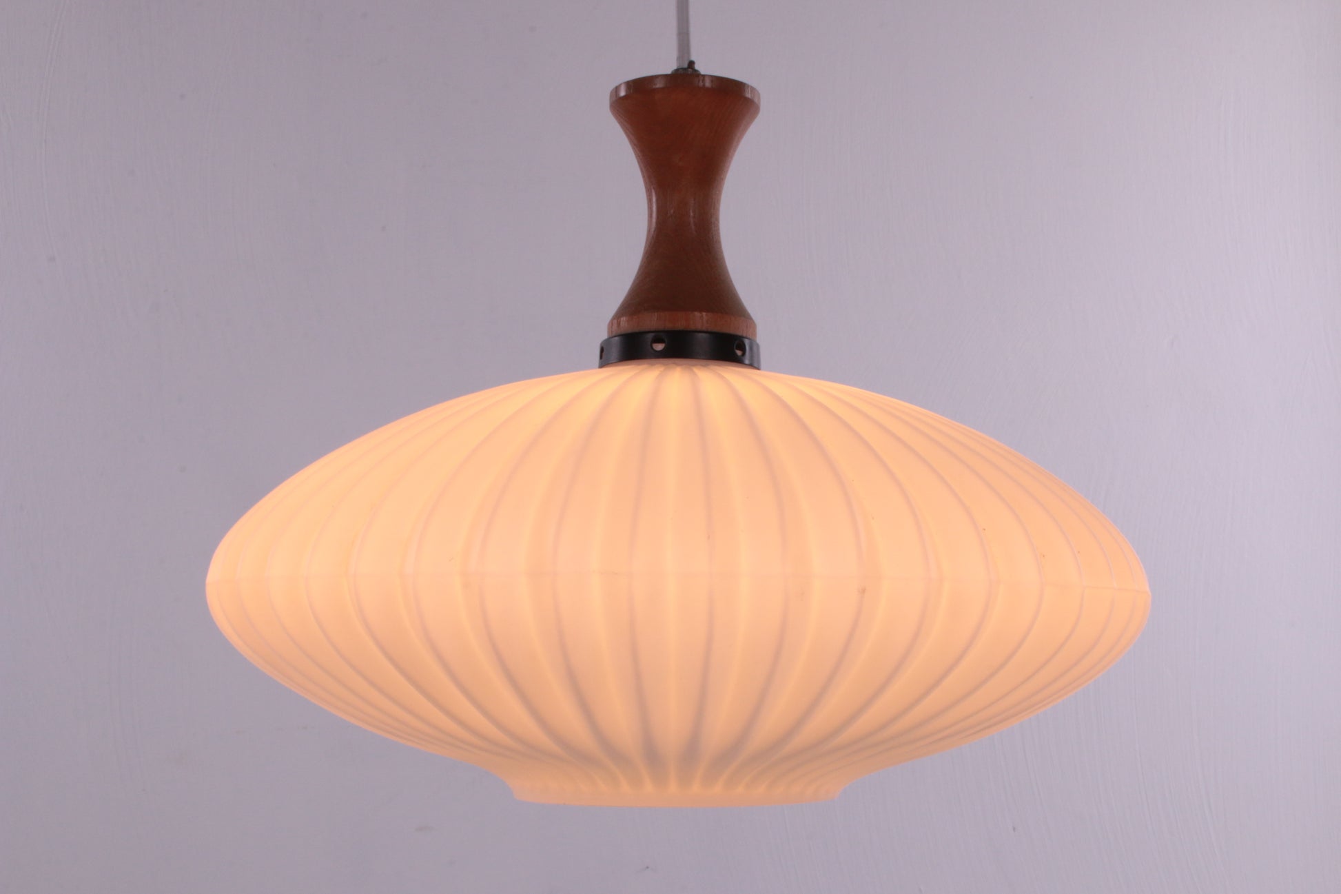 Vintage design hanglamp jaren60 van Massive voorkant licht aan