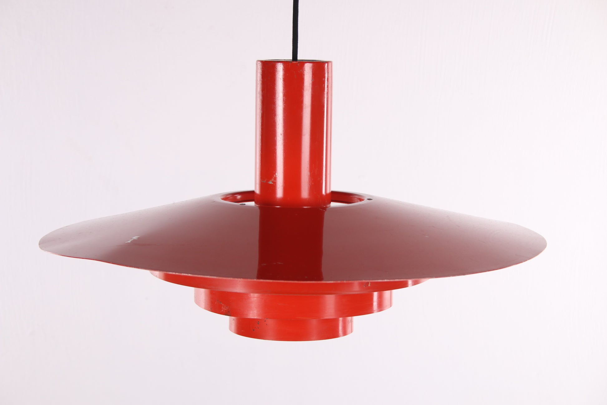 Deens Design Rode Metalen Hanglamp voorkant licht uit