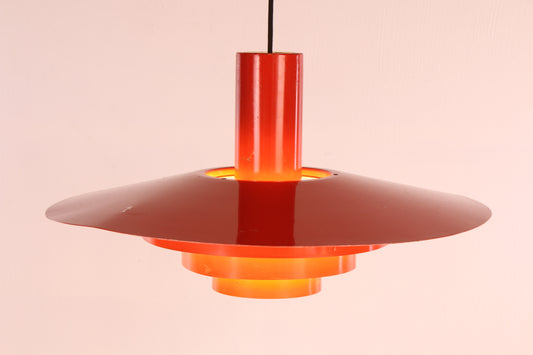 Deens Design Rode Metalen Hanglamp voorkant licht aan