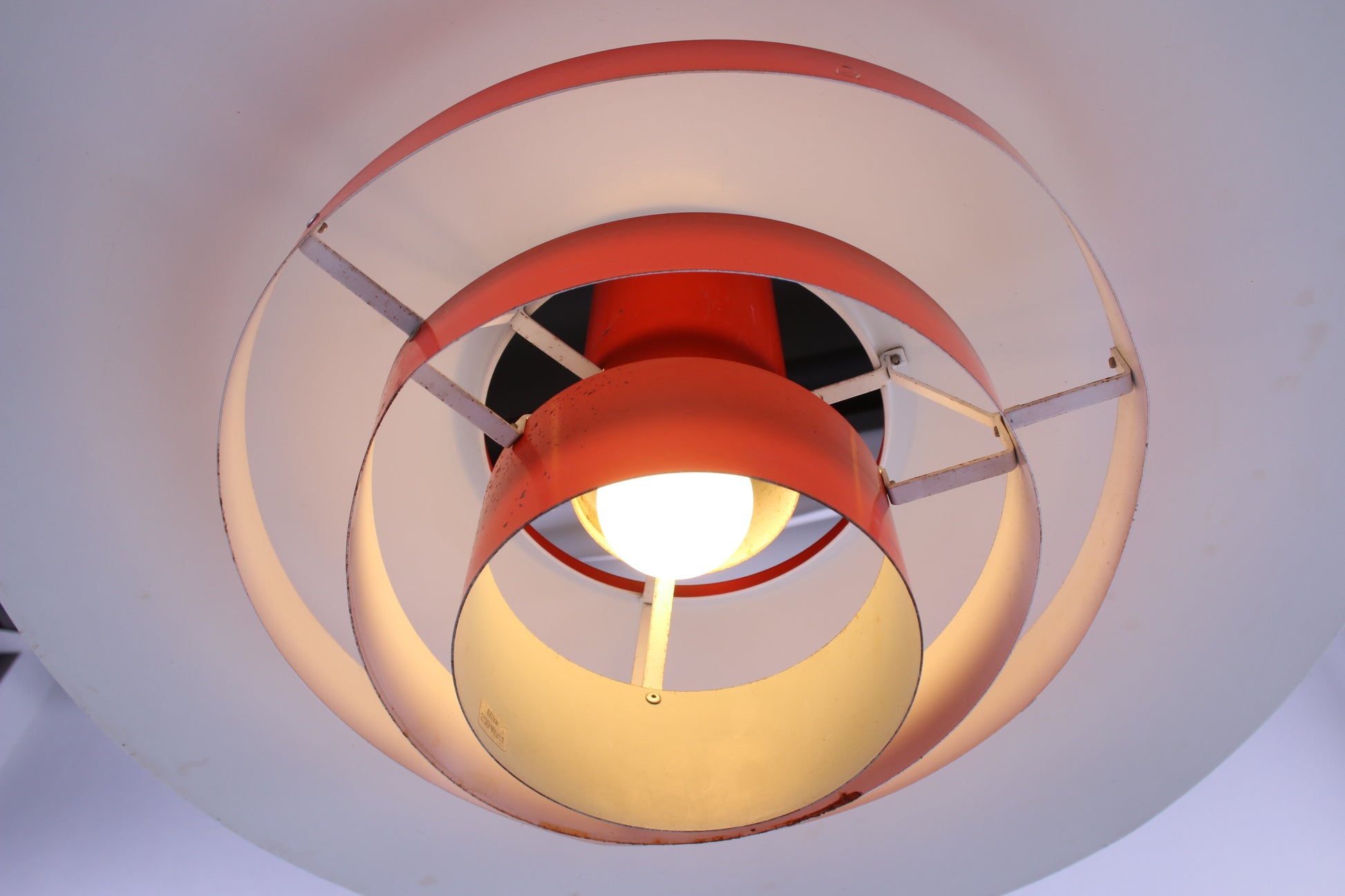 Deens Design Rode Metalen Hanglamp onderkant licht aan