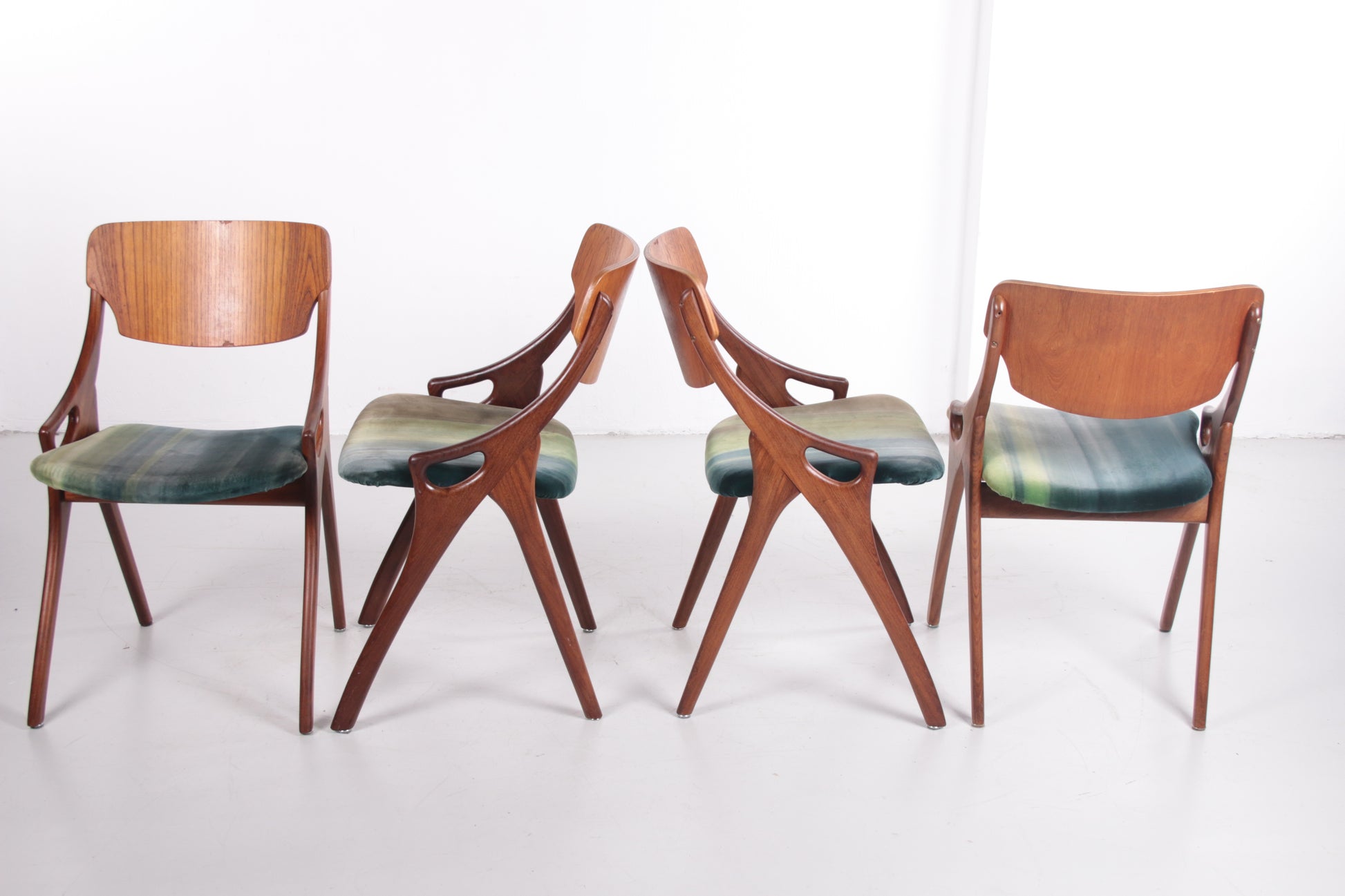 Mooie Set van 4 stoelen van Arne Hovmand Olsen voor Mogens kold jaren60 voor, zij en achterkant set