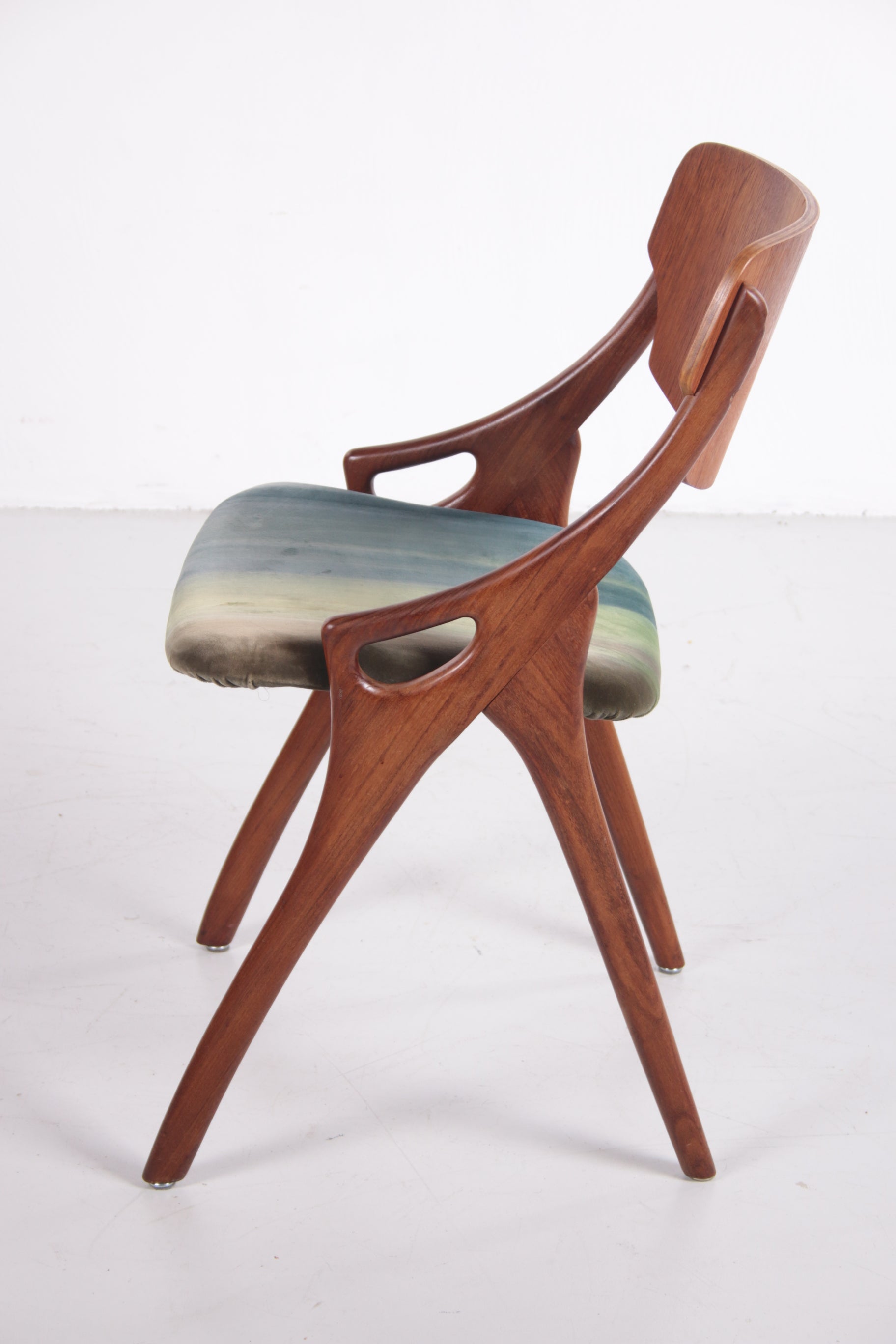 Mooie Set van 4 stoelen van Arne Hovmand Olsen voor Mogens kold jaren60 zijkant