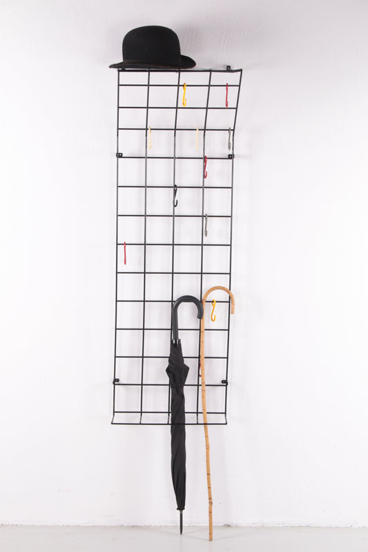 Zwarte String kapstok van Karl Fichtel voor Drahtwerke Erlau, jaren 50 sfeerfoto