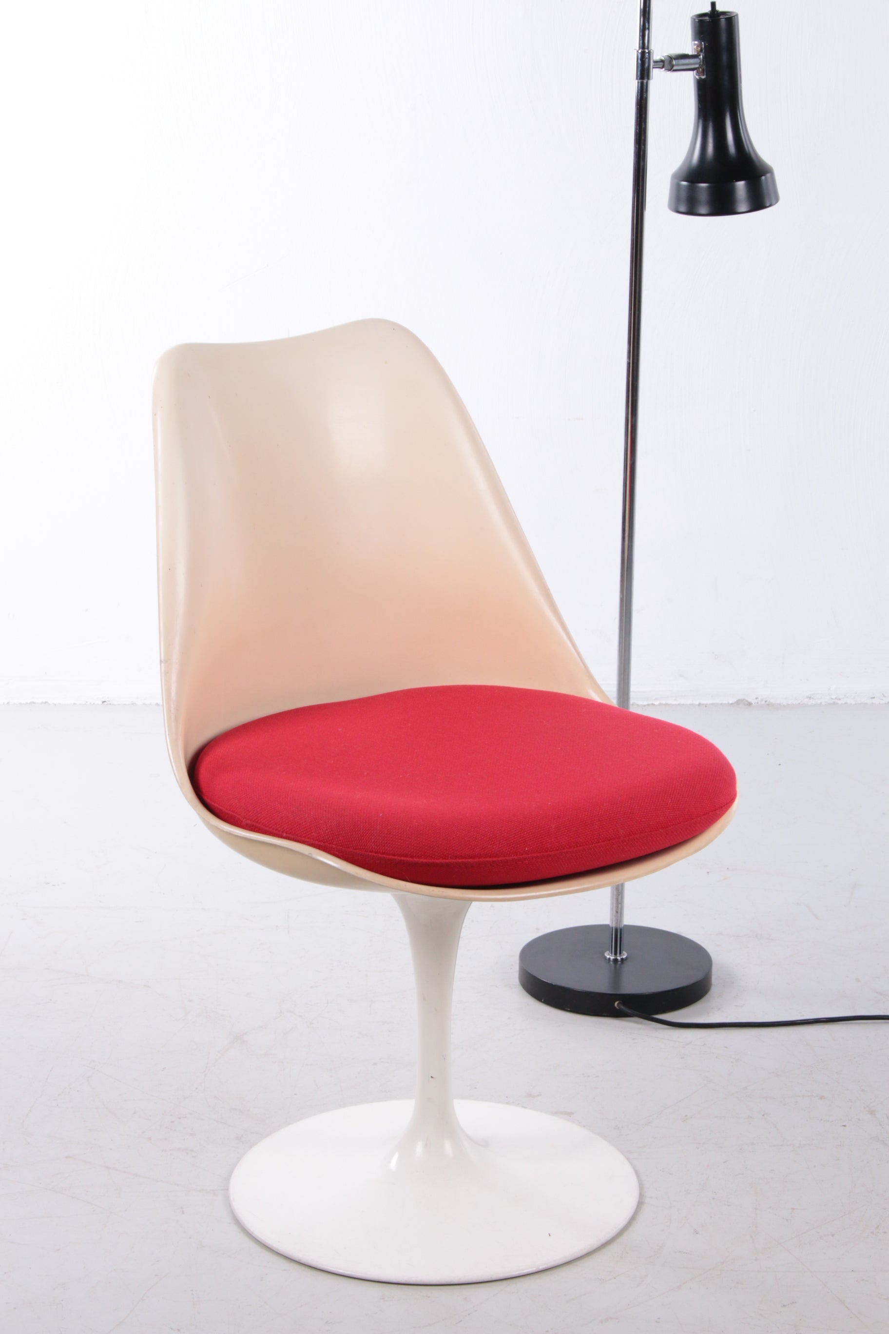 Eero Saarinen Knoll Witte rode draai stoel,60s