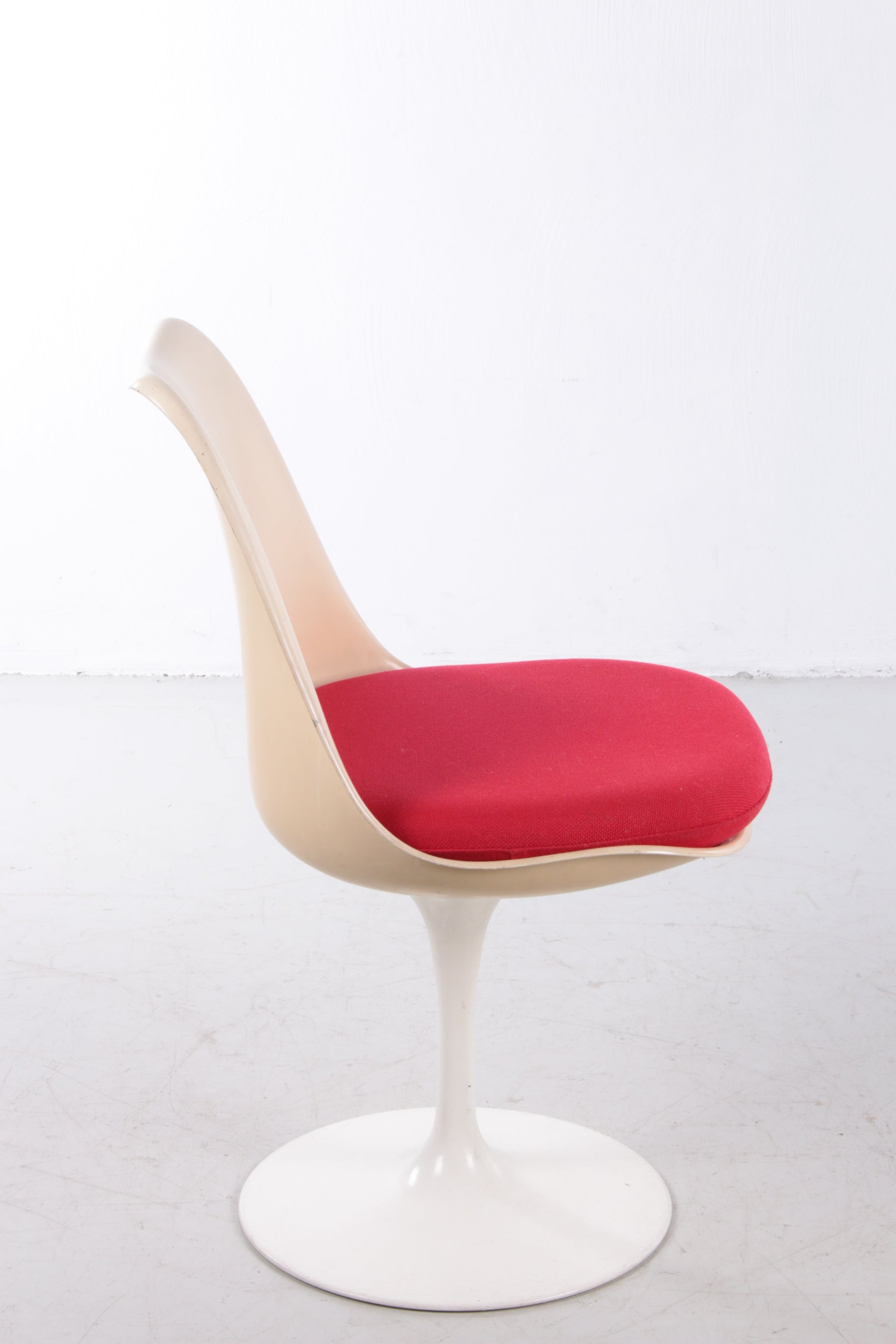 Eero Saarinen Knoll Witte rode draai stoel,60s zijkant