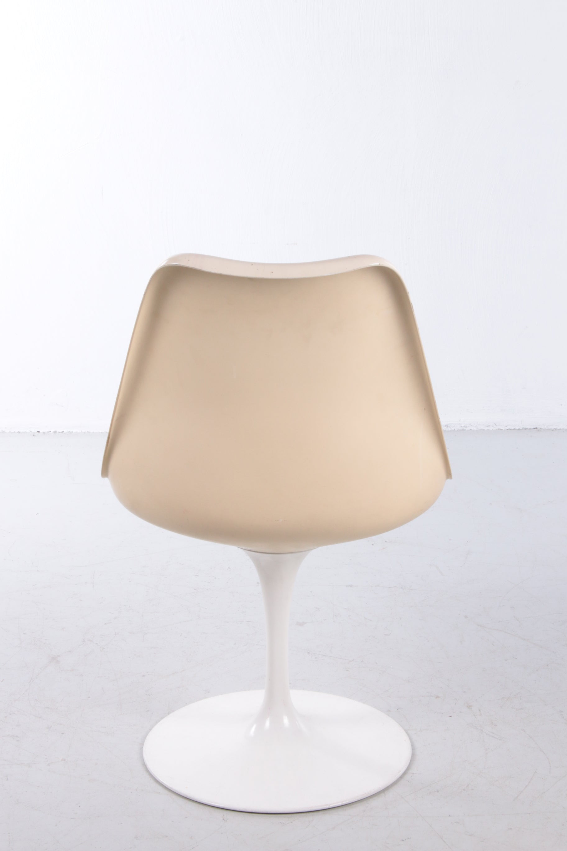Eero Saarinen Knoll Witte rode draai stoel,60s
