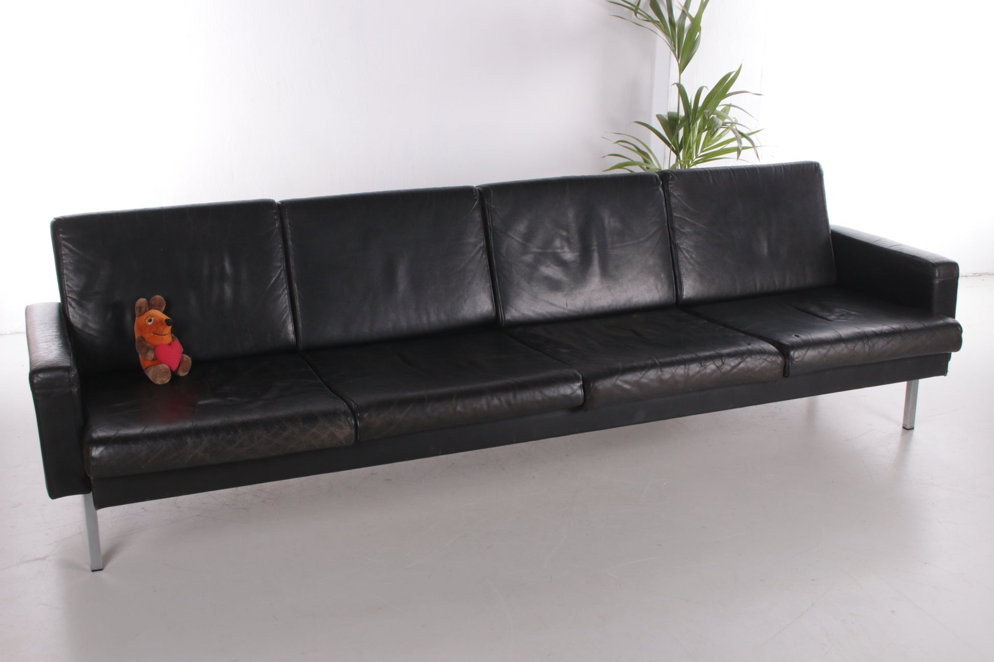Vintage Dutch design leather 'BZ55' sofa by Martin Visser  sfeerfoto