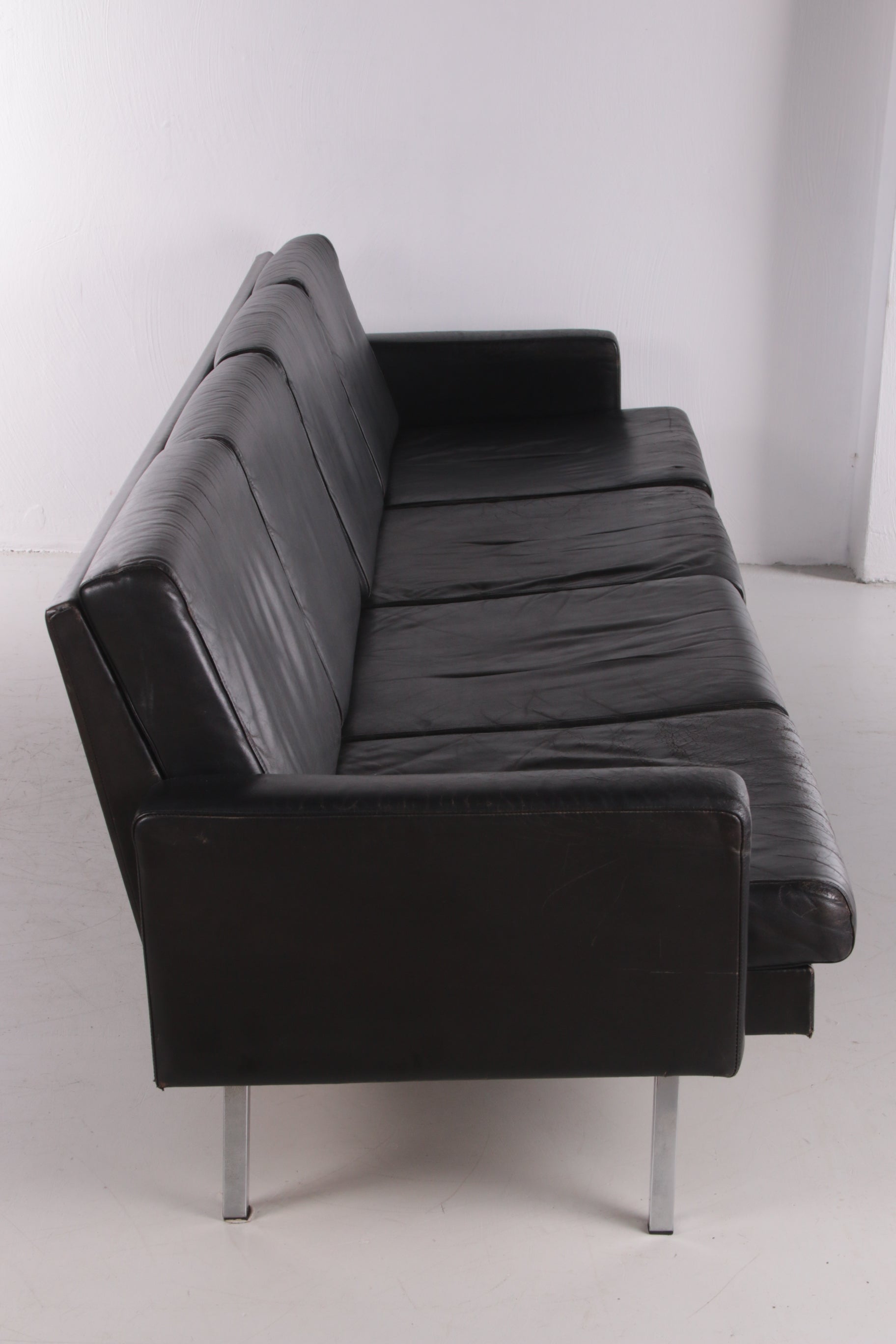 Vintage Dutch design leather 'BZ55' sofa by Martin Visser  zijkant