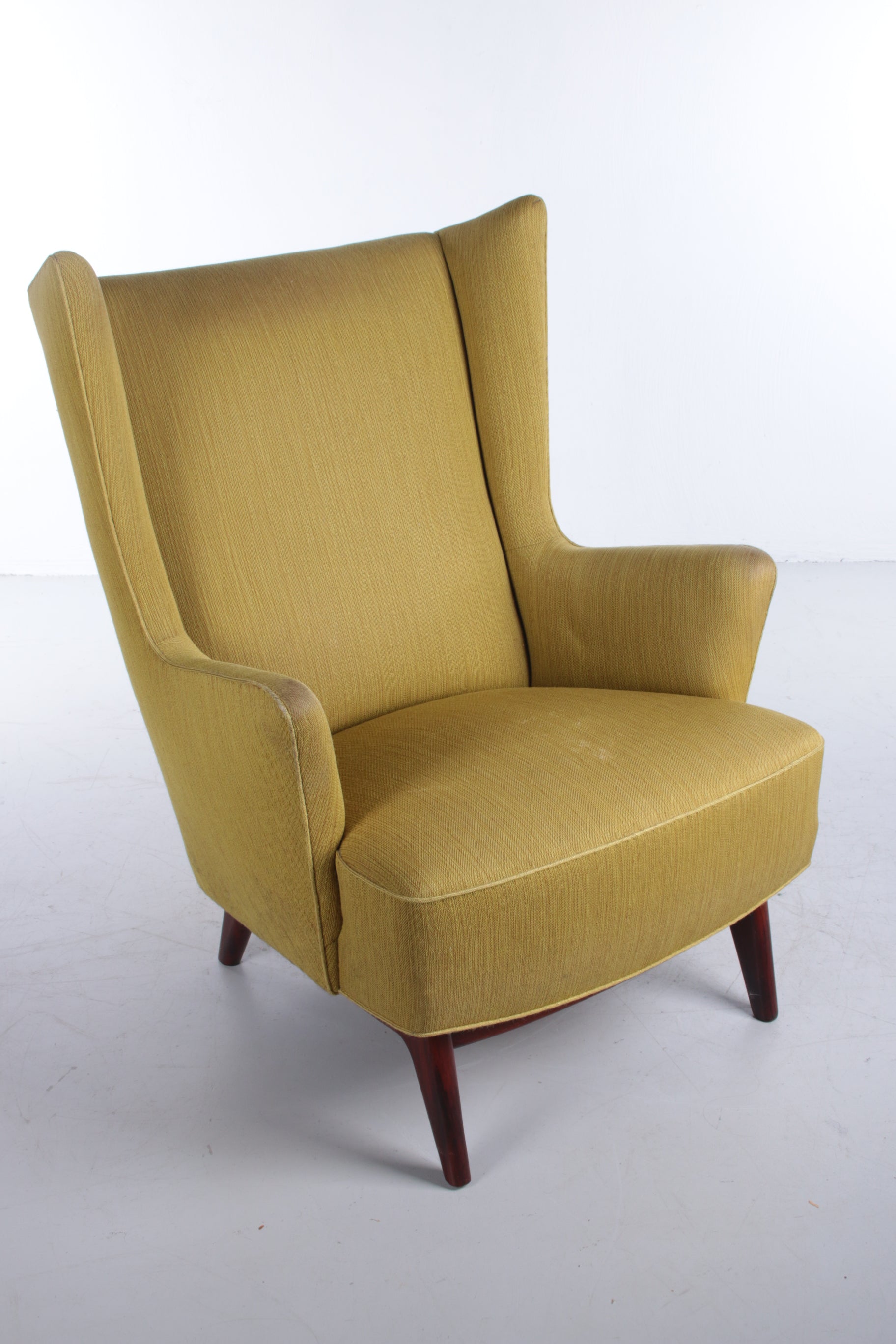 Deense fauteuil met pallisander houten onderstel mosgroen voorkant schuin