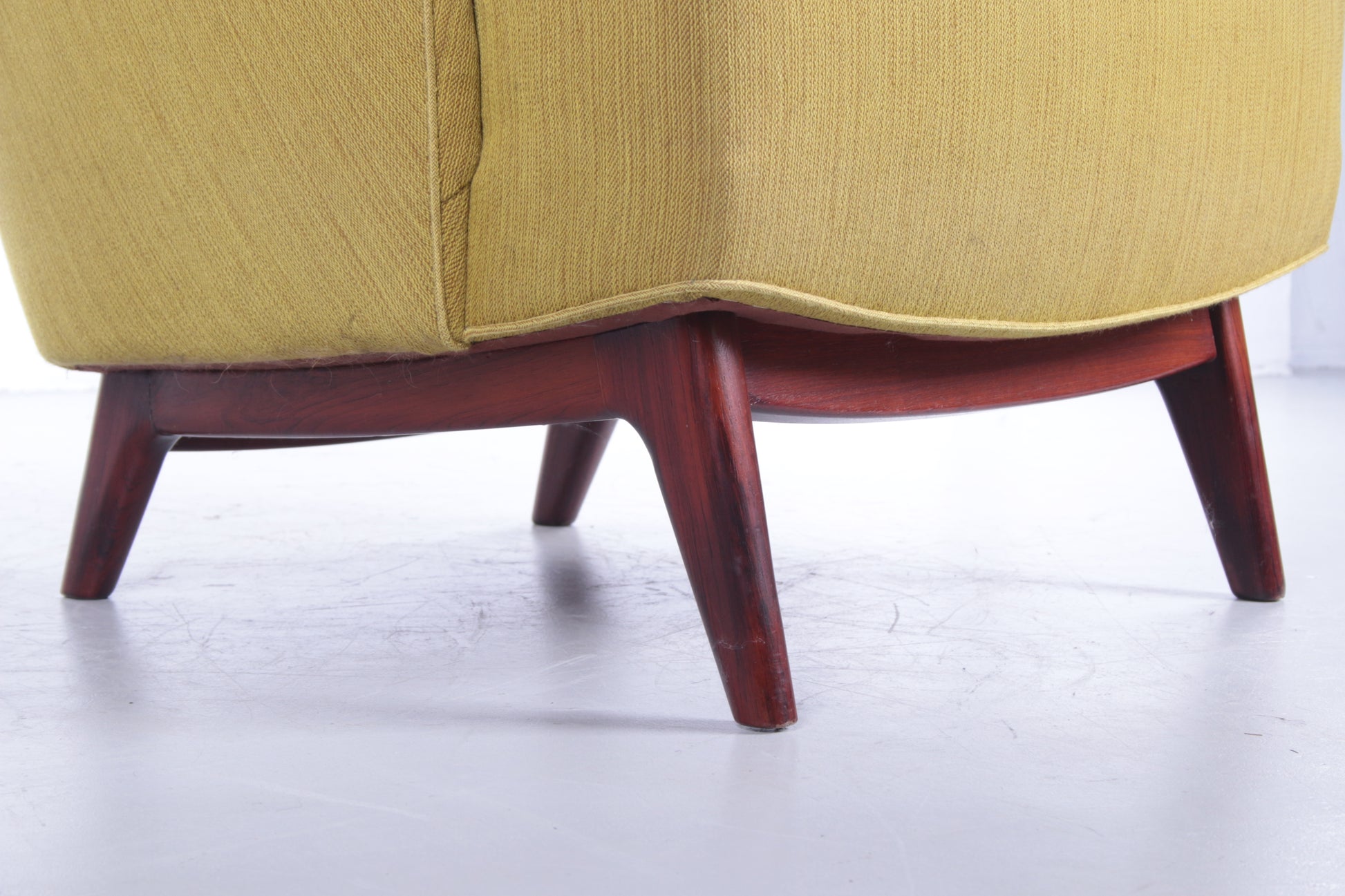 Deense fauteuil met pallisander houten onderstel mosgroendetail stoelpoten