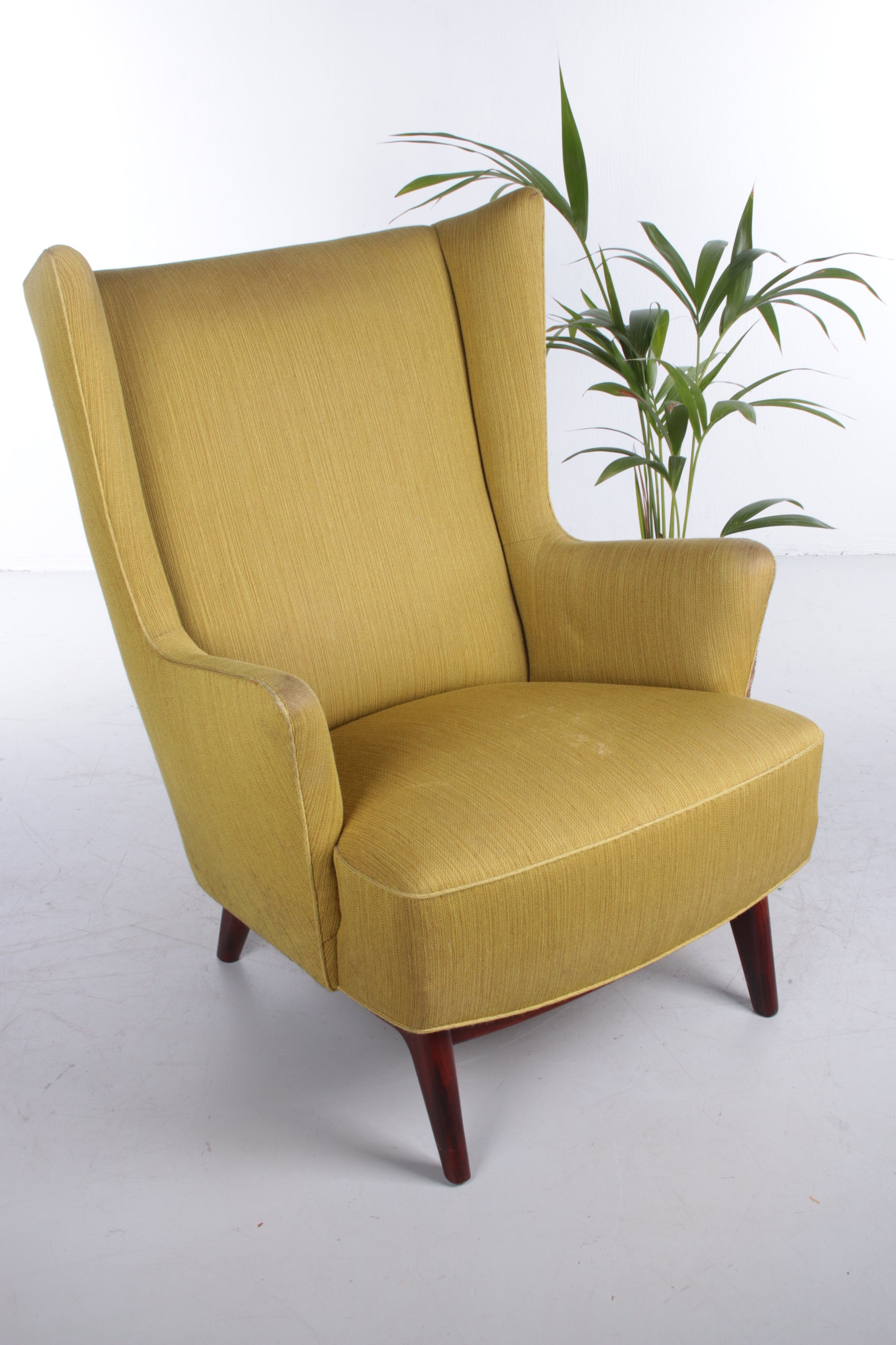 Deense fauteuil met pallisander houten onderstel mosgroen sfeerfoto