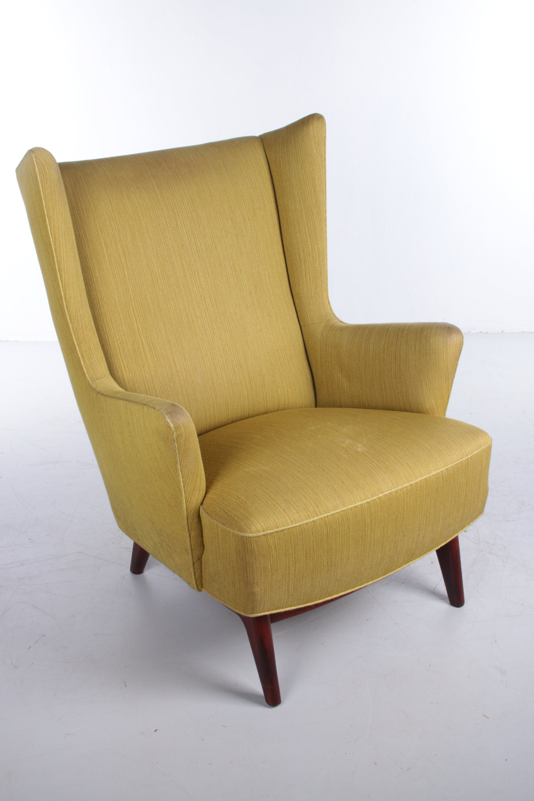 Deense fauteuil met pallisander houten onderstel mosgroen voorkant schuin