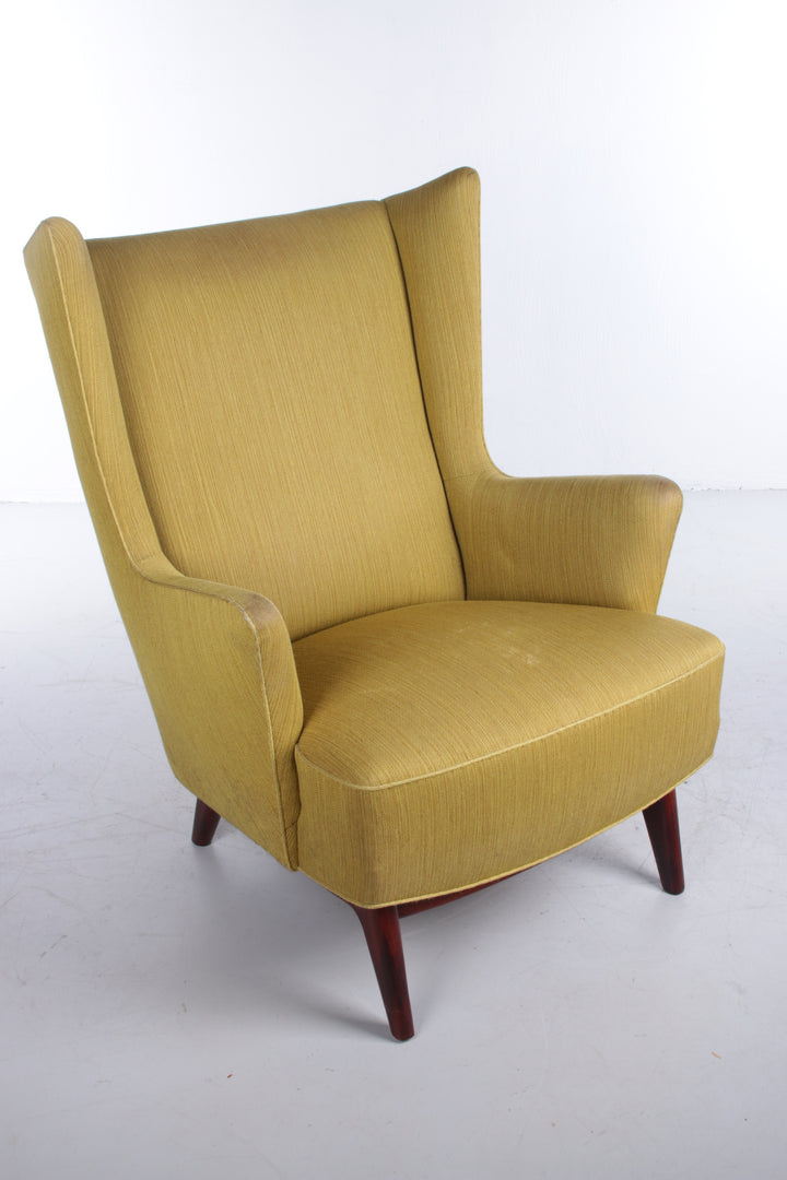 Deense fauteuil met pallisander houten onderstel mosgroen voorkant schuin