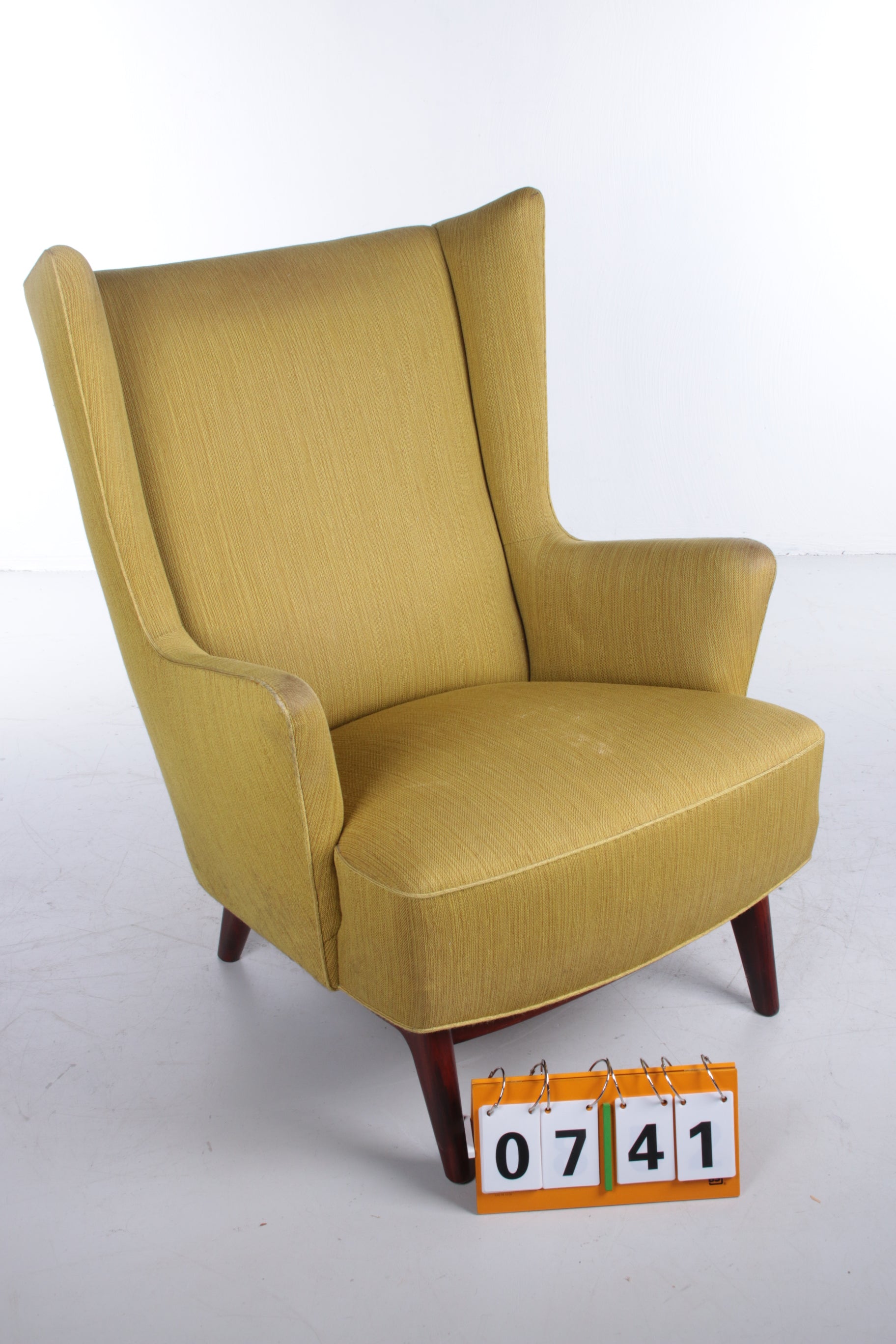 Deense fauteuil met pallisander houten onderstel mosgroen voorkant schuin