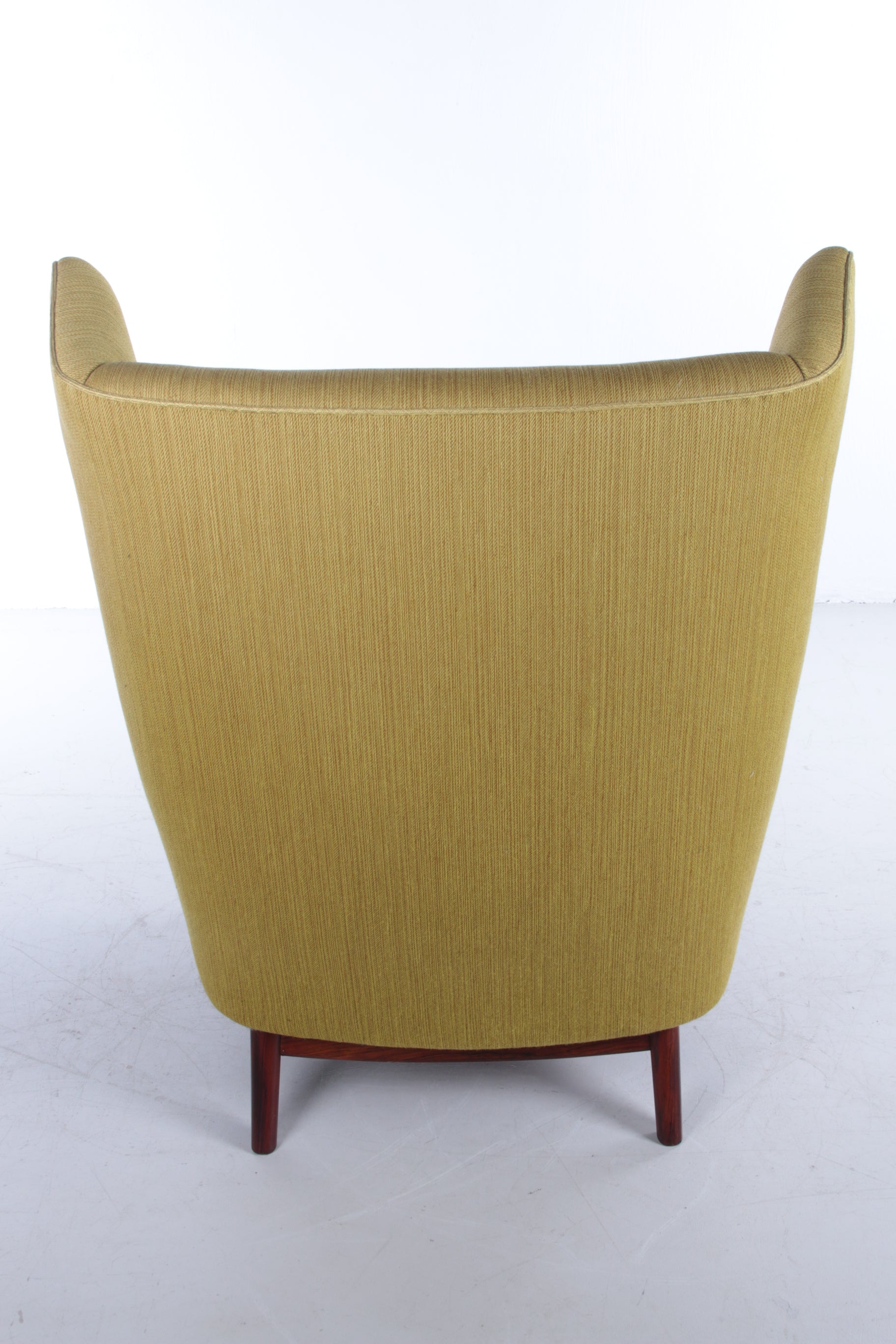 Deense fauteuil met pallisander houten onderstel mosgroen achterkant