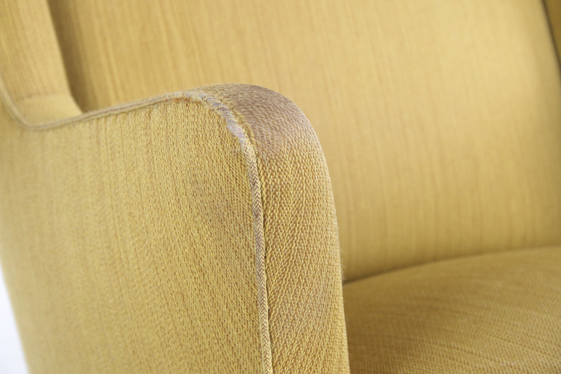Deense fauteuil met pallisander houten onderstel mosgroen detail armleuning