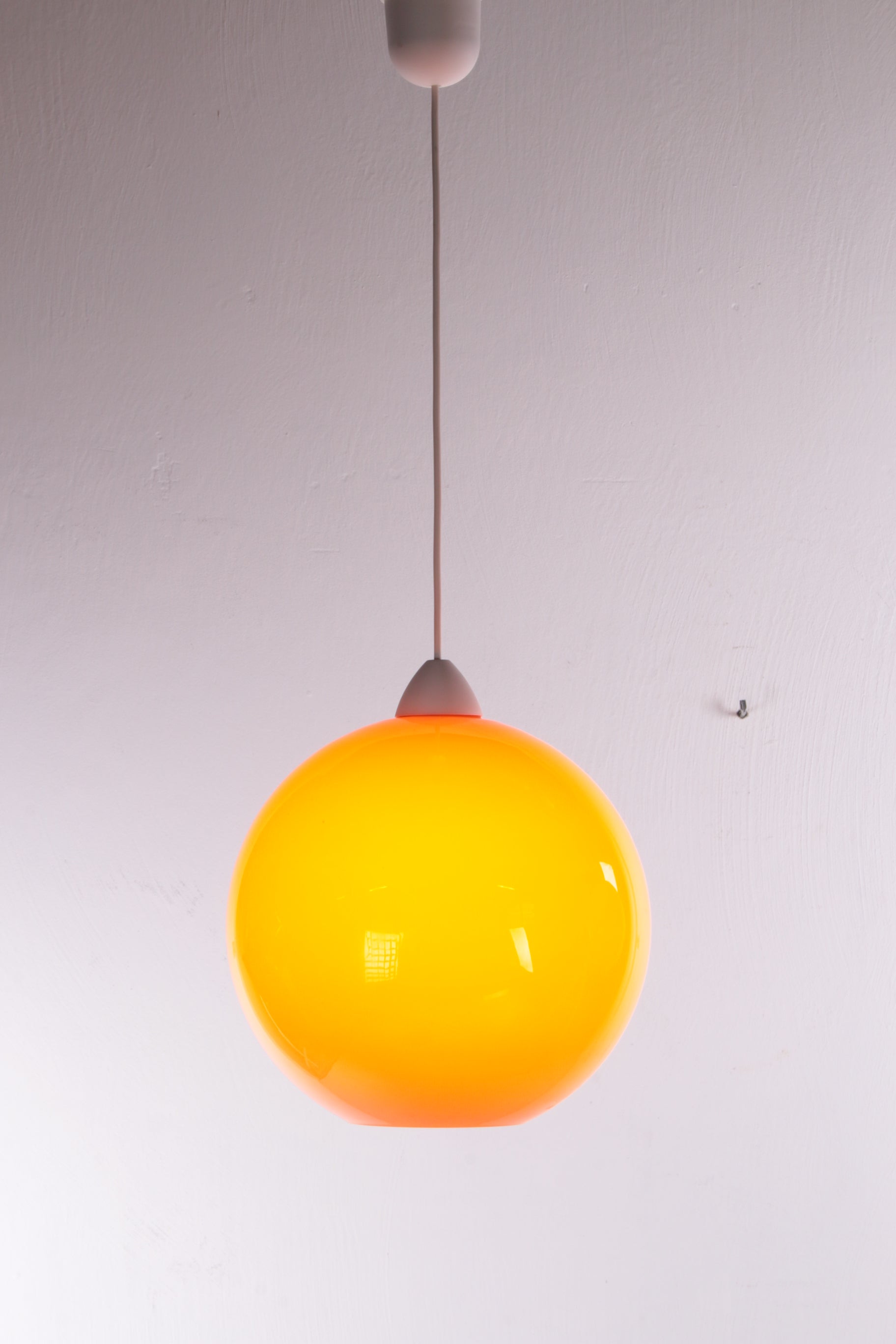 Hanglamp Model ui van Vistosi ontwerp van Alessandro Pianon 1960s voorkant licht aan