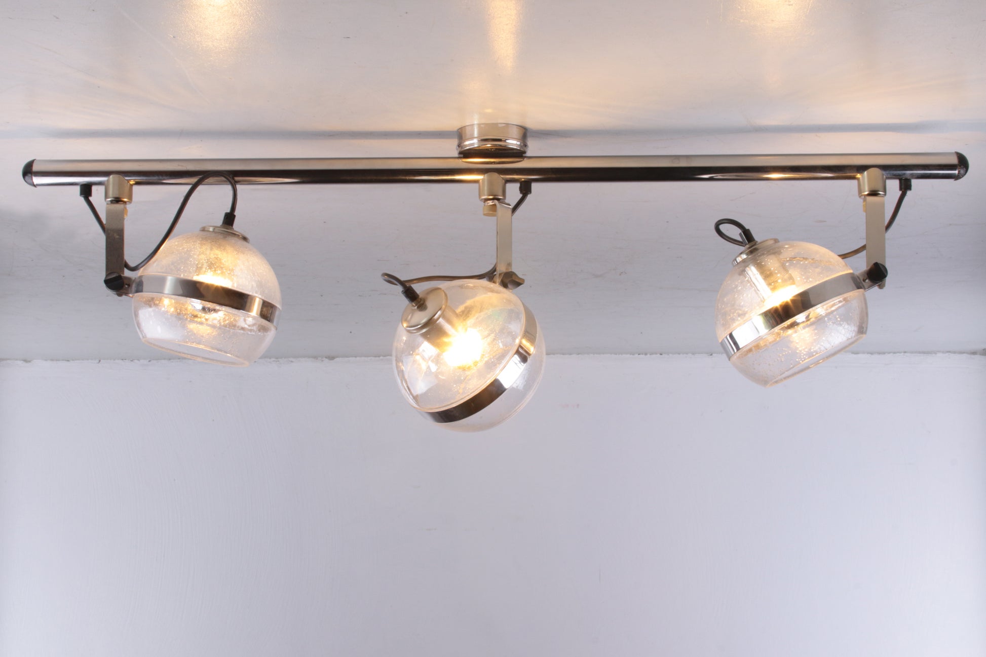 Plafondlamp met drie spots van chrome en glas jaren60s voorkant licht aan