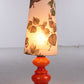 Oranje Vintage glazen tafellamp met gebloemde kap 60s voorkant licht aan