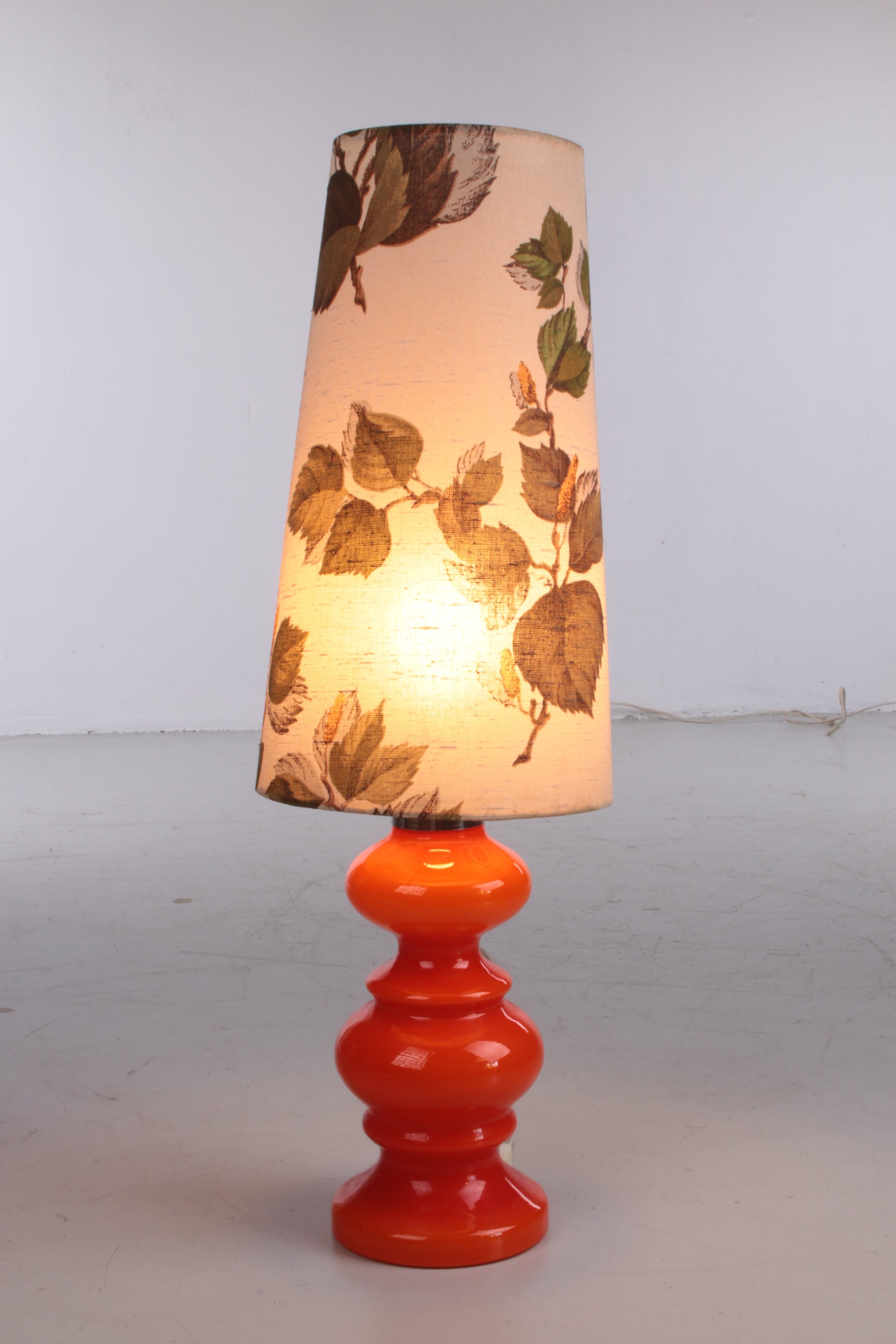 Oranje Vintage glazen tafellamp met gebloemde kap 60s voorkant licht aan