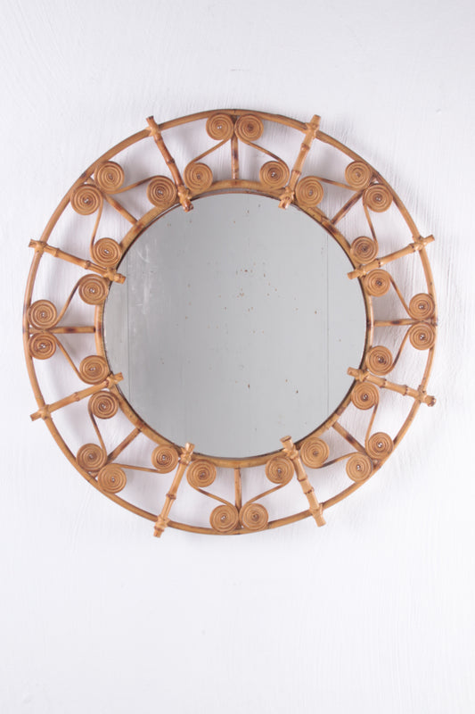 Grote ronde rotan spiegel met filigrane pauwlijst, Spanje jaren 60 voorkant