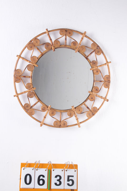Grote ronde rotan spiegel met filigrane pauwlijst, Spanje jaren 60 voorkant