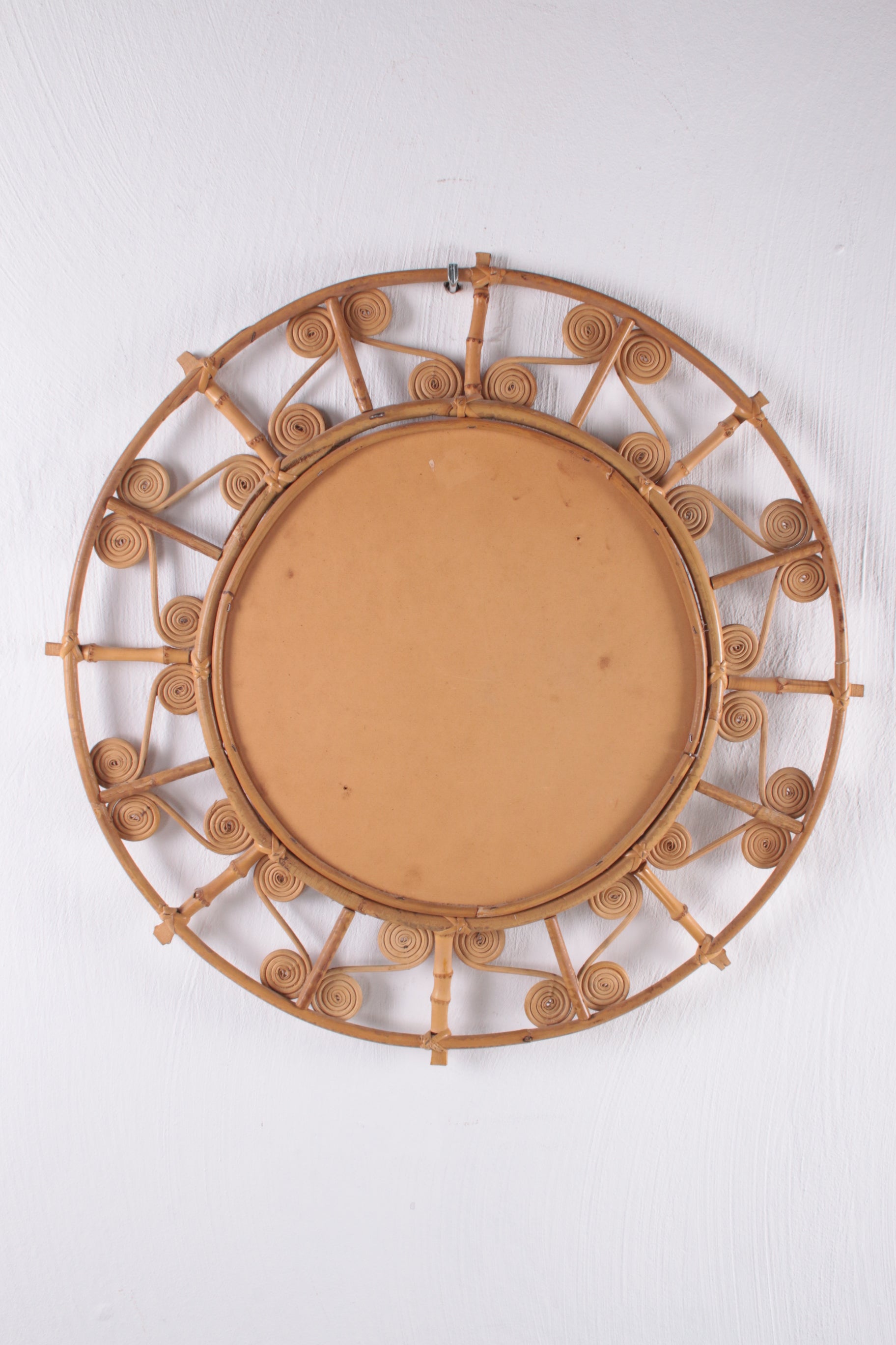 Grote ronde rotan spiegel met filigrane pauwlijst, Spanje jaren 60 achterkant