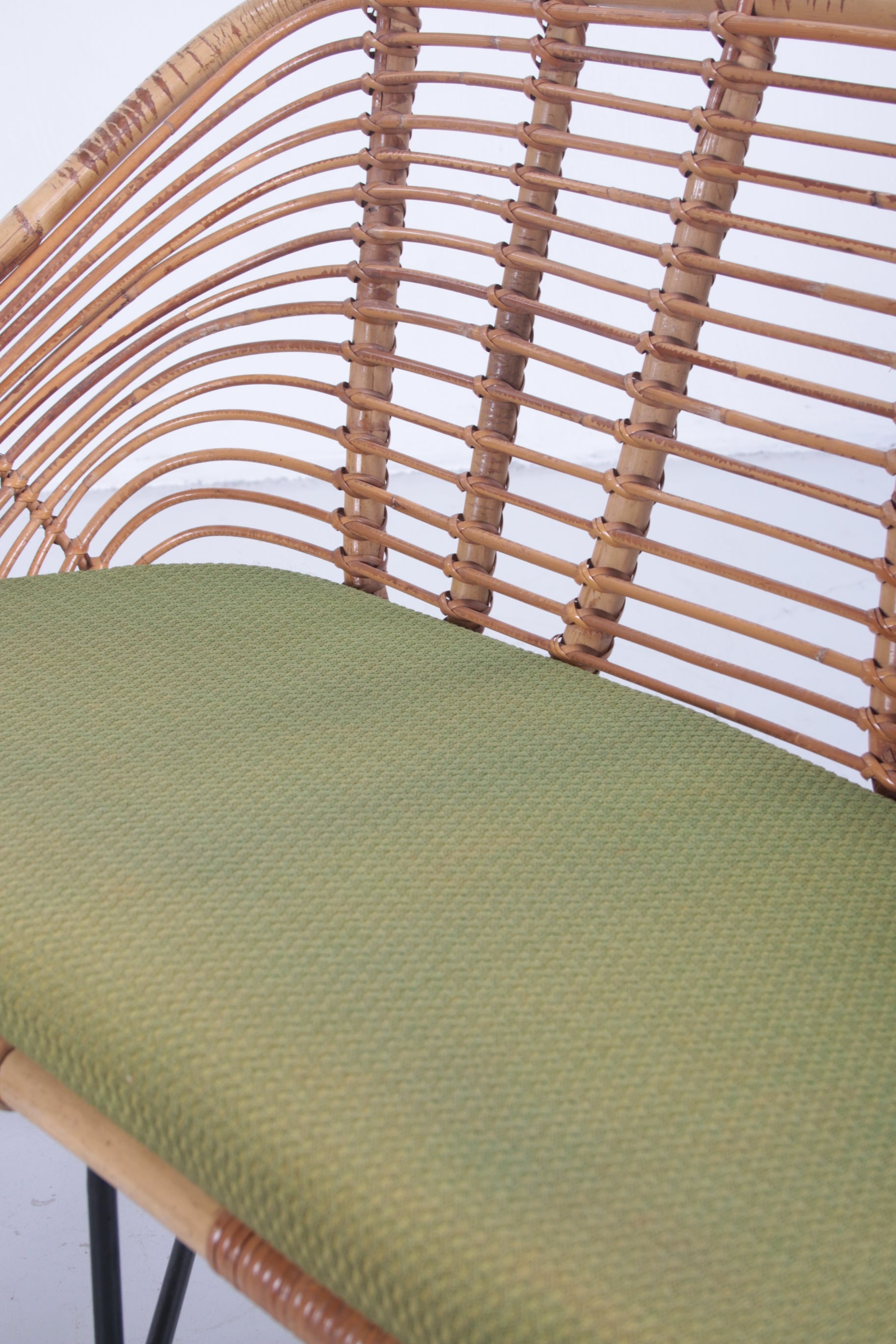Vintage design rotan lounge bank met lime groen kussen detail kussen zijkant