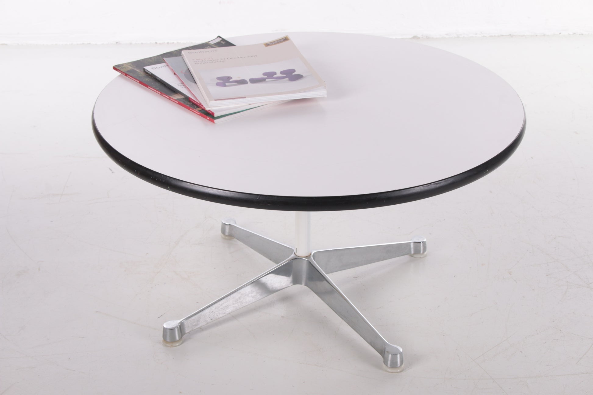 Midcentury coffee table salontafel bijzettafel Charles & Ray Eames Herman Miller sfeerfoto