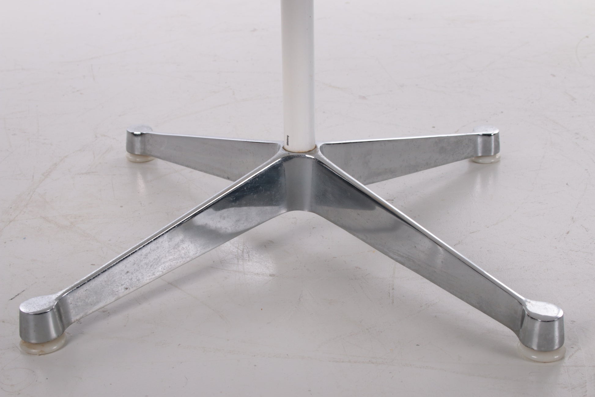 Midcentury coffee table salontafel bijzettafel Charles & Ray Eames Herman Miller detail voetstuk