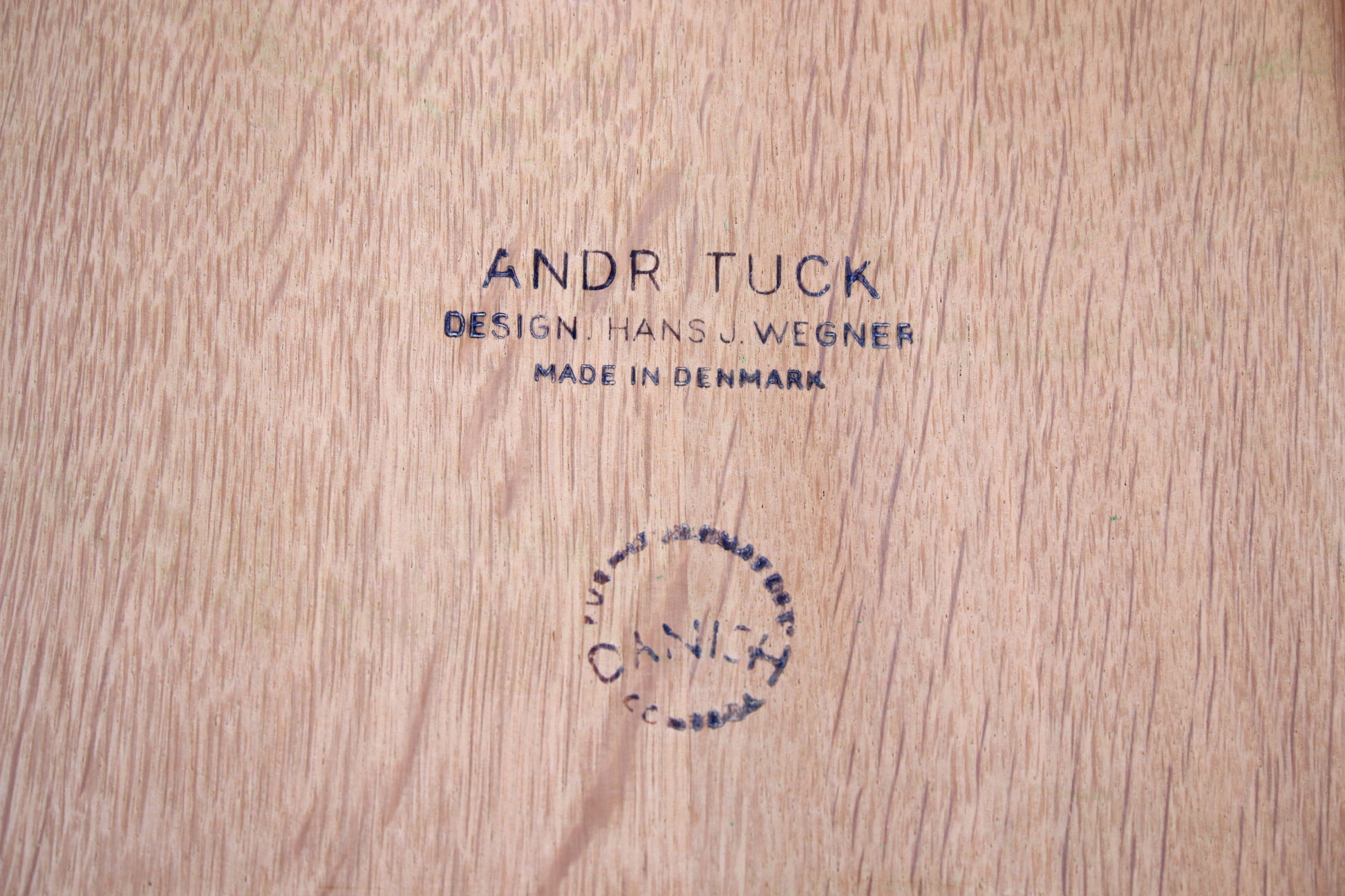 Eiken salontafel van Hans Wegner voor Andreas Tuck detail brandmerk onderkant
