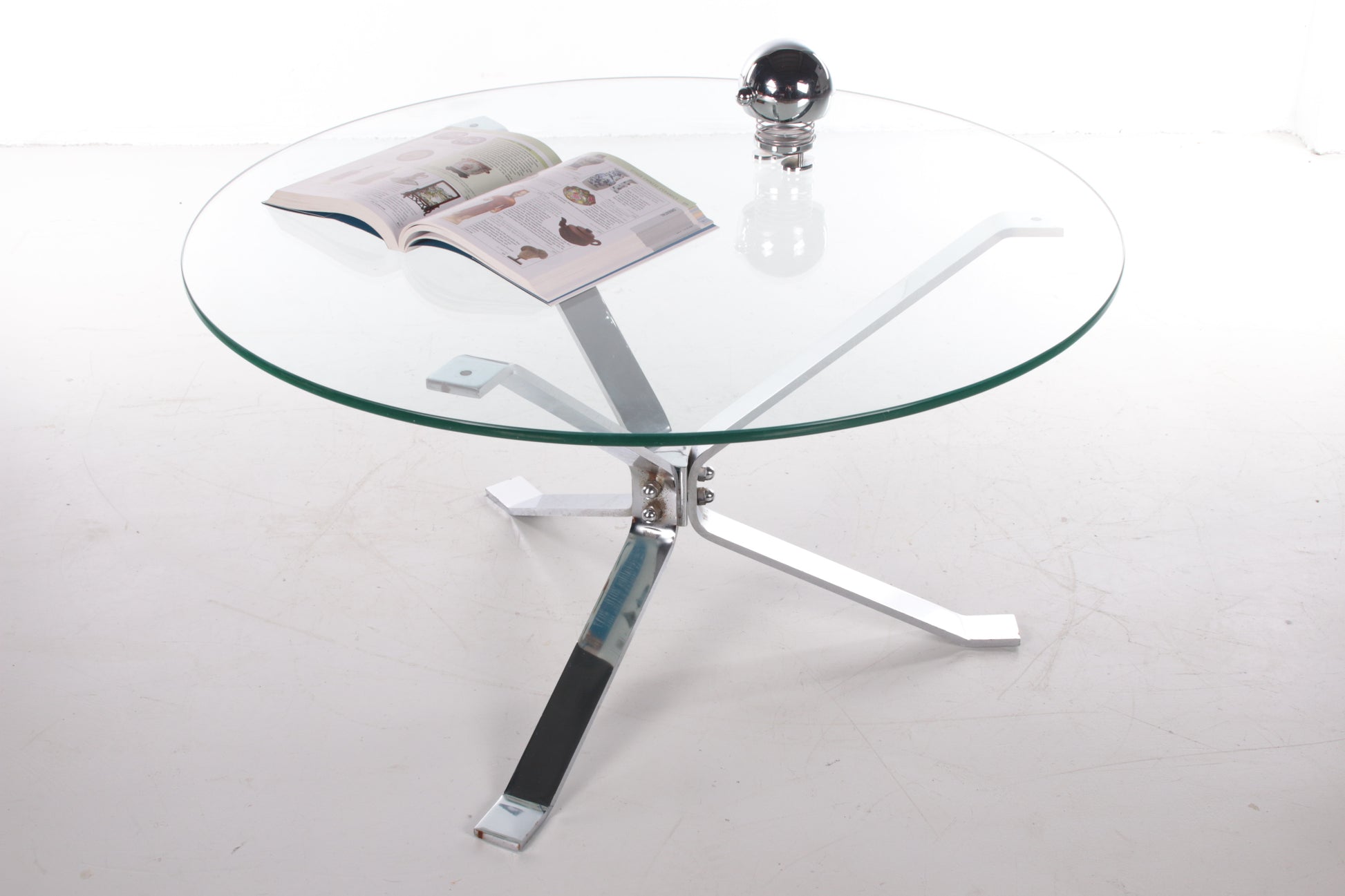 Salontafel jaren70 Chrome met dik glazenblad rond sfeerfoto